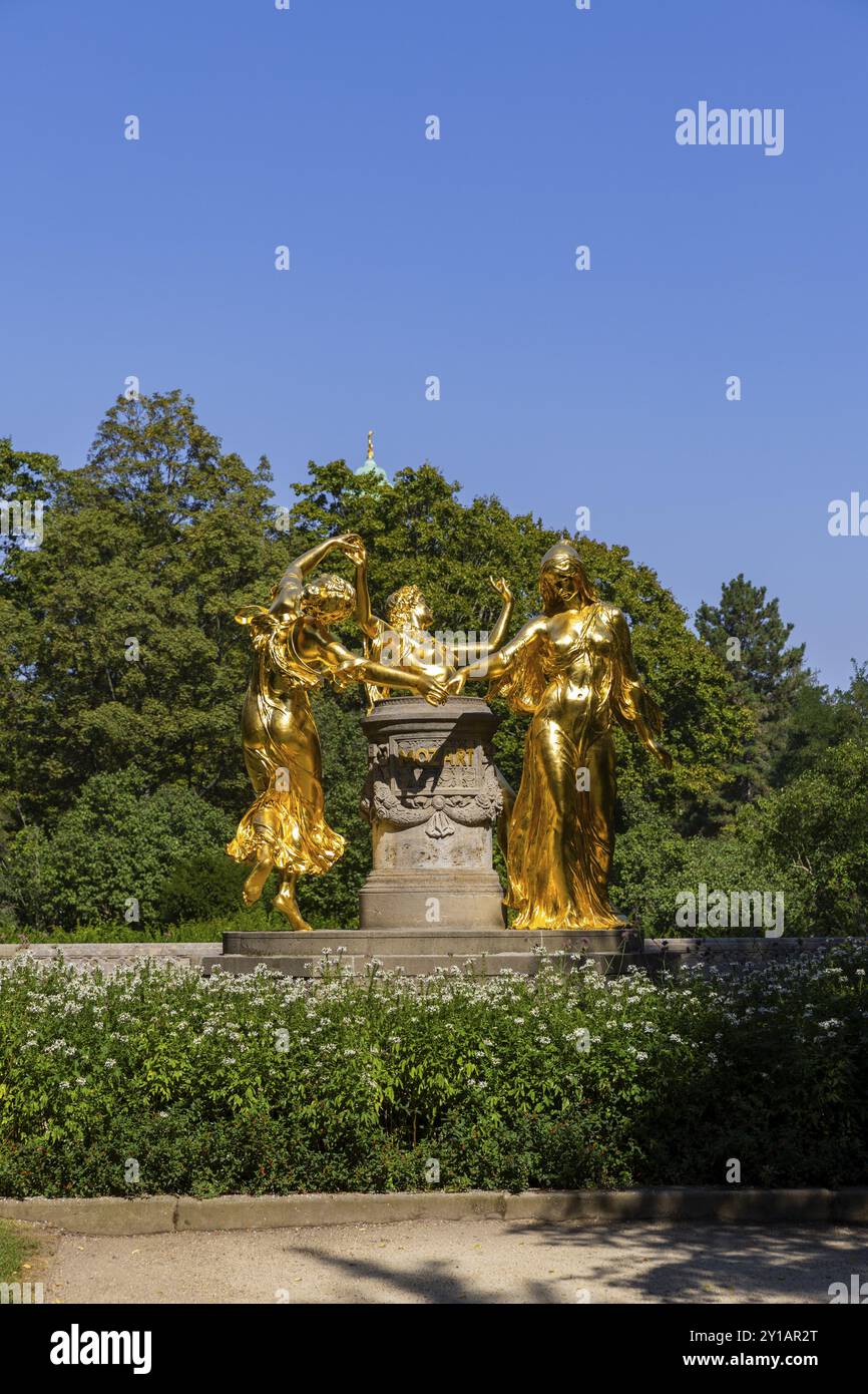 La fontaine Mozart est une fontaine située dans le jardin paysager Buergerwiese dans le quartier Seevorstadt-Ost/Grosser Garten de Dresde. Il s'agit d'un build répertorié Banque D'Images