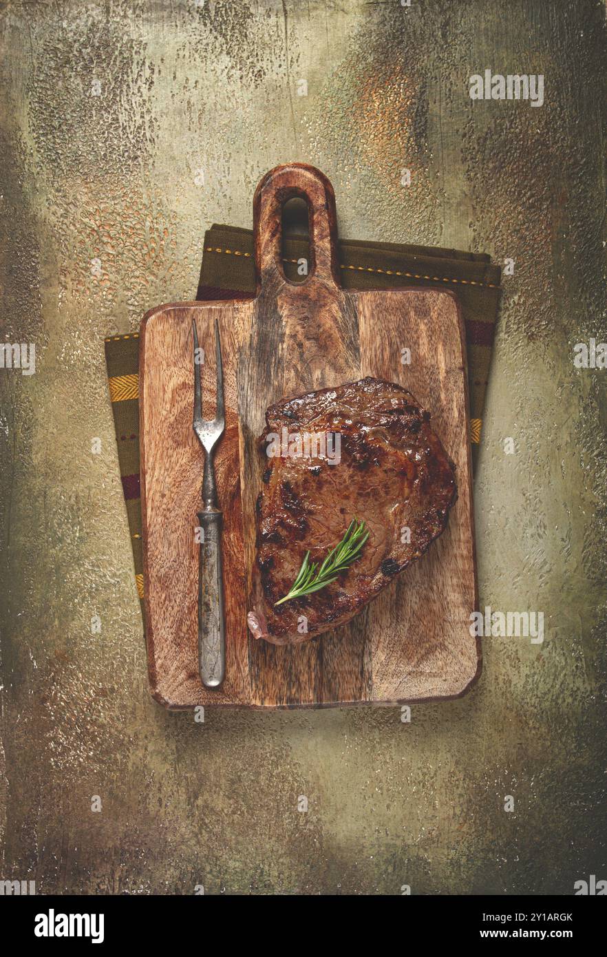 Steak grillé, steak de bœuf, steak Rib Eye, sur une planche à découper, vue de dessus, pas de gens Banque D'Images