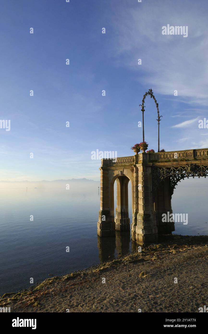 Port du château de la résidence royale d'été à Friedrichshafen sur le lac de Constance Banque D'Images