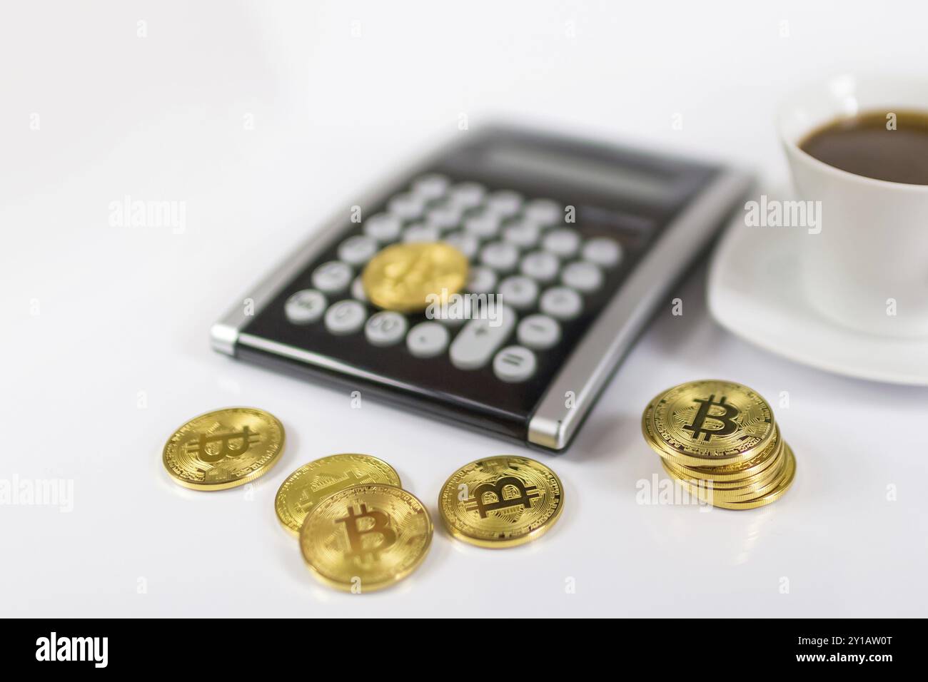 Coin Bitcoin avec calculatrice, un concept de paiement de l'impôt Banque D'Images