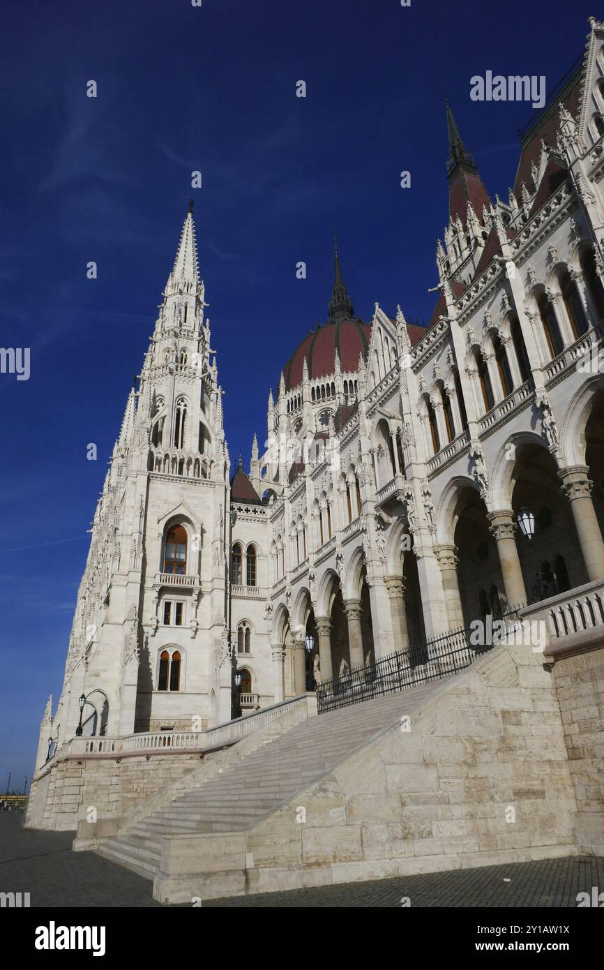 Bâtiment du Parlement de Budapest sur le Danube Banque D'Images