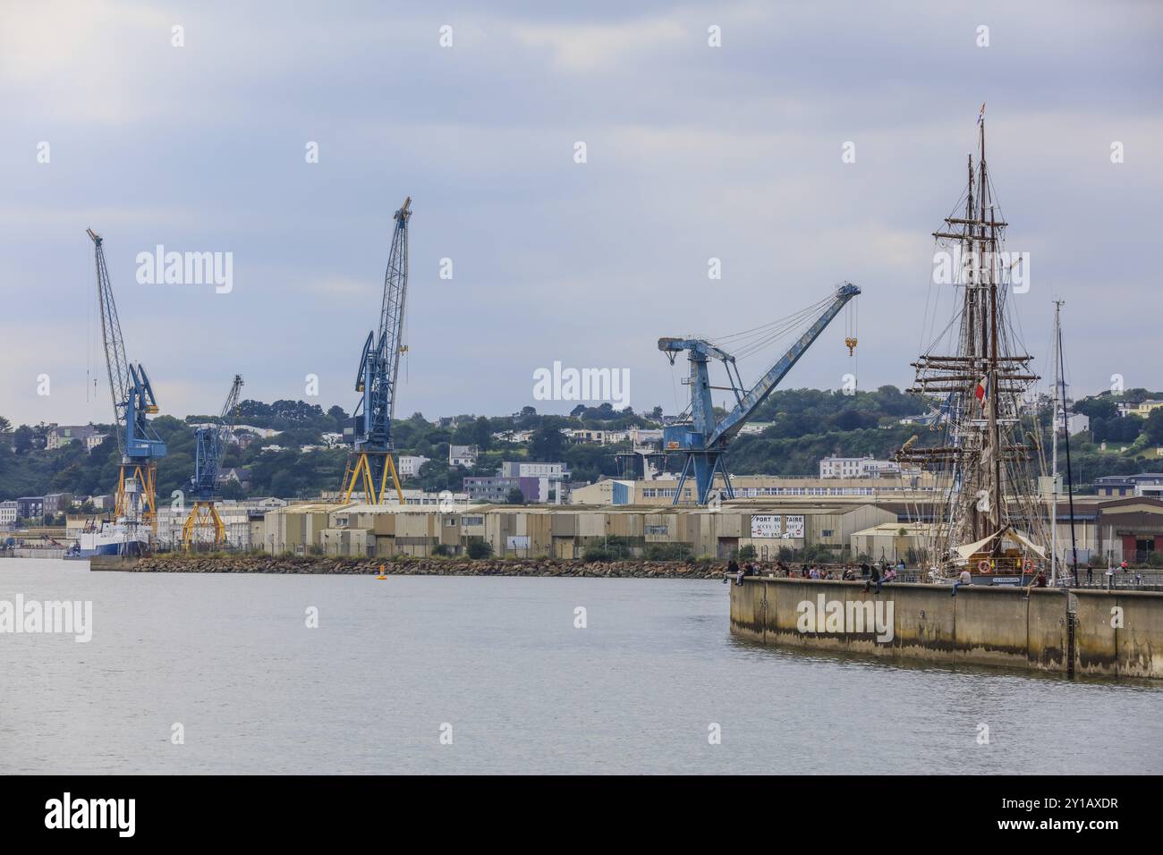 Marina Brest avec voilier trois-maître le Francais et grues du Groupe Naval dans le port militaire de Brest, département Finistère Penn-Ar-Bed Banque D'Images