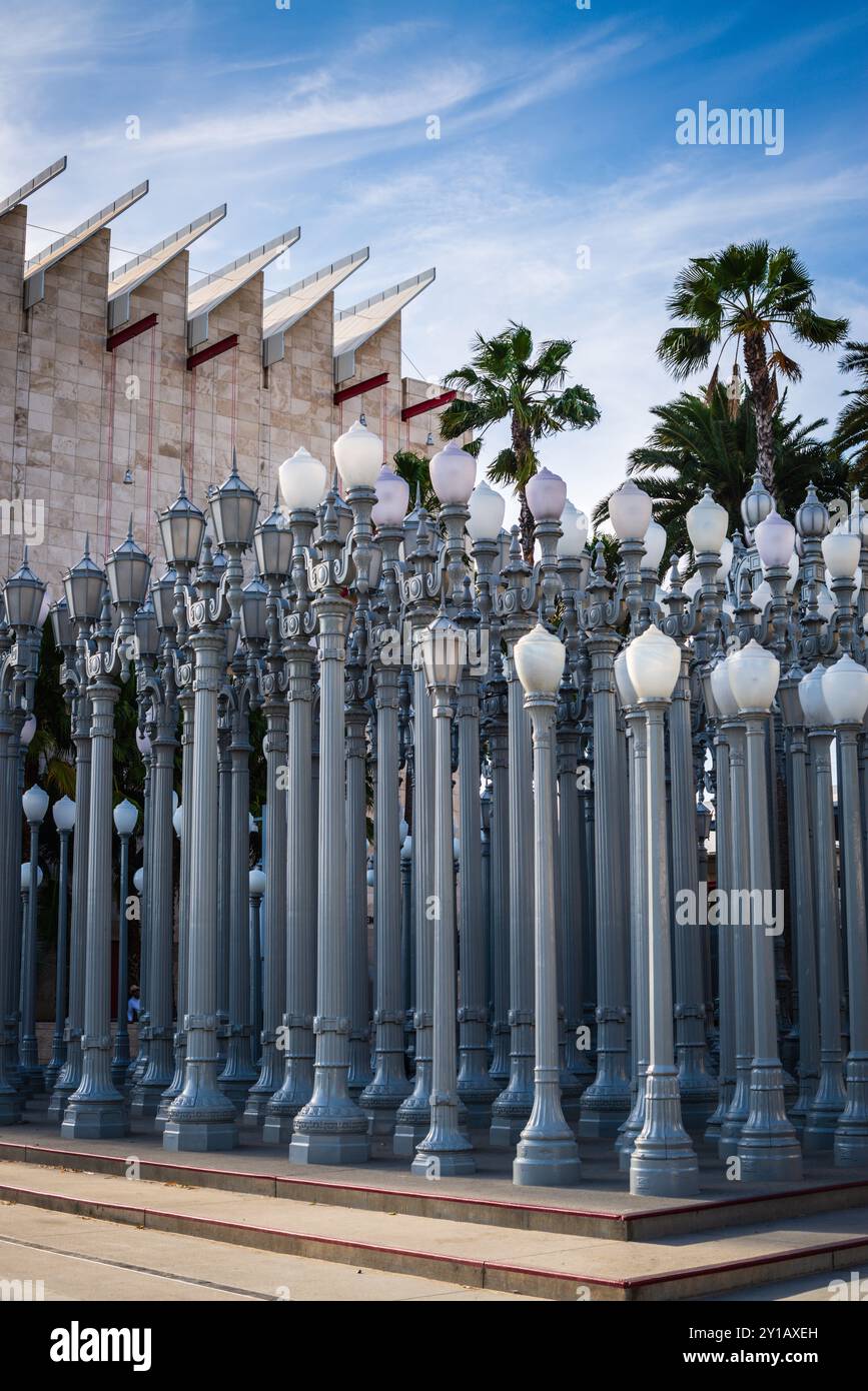 Los Angeles, Californie États-Unis - 28 avril 2017 : installation artistique Urban Lights de Chris Burden au Los Angeles County Museum of Art. Banque D'Images