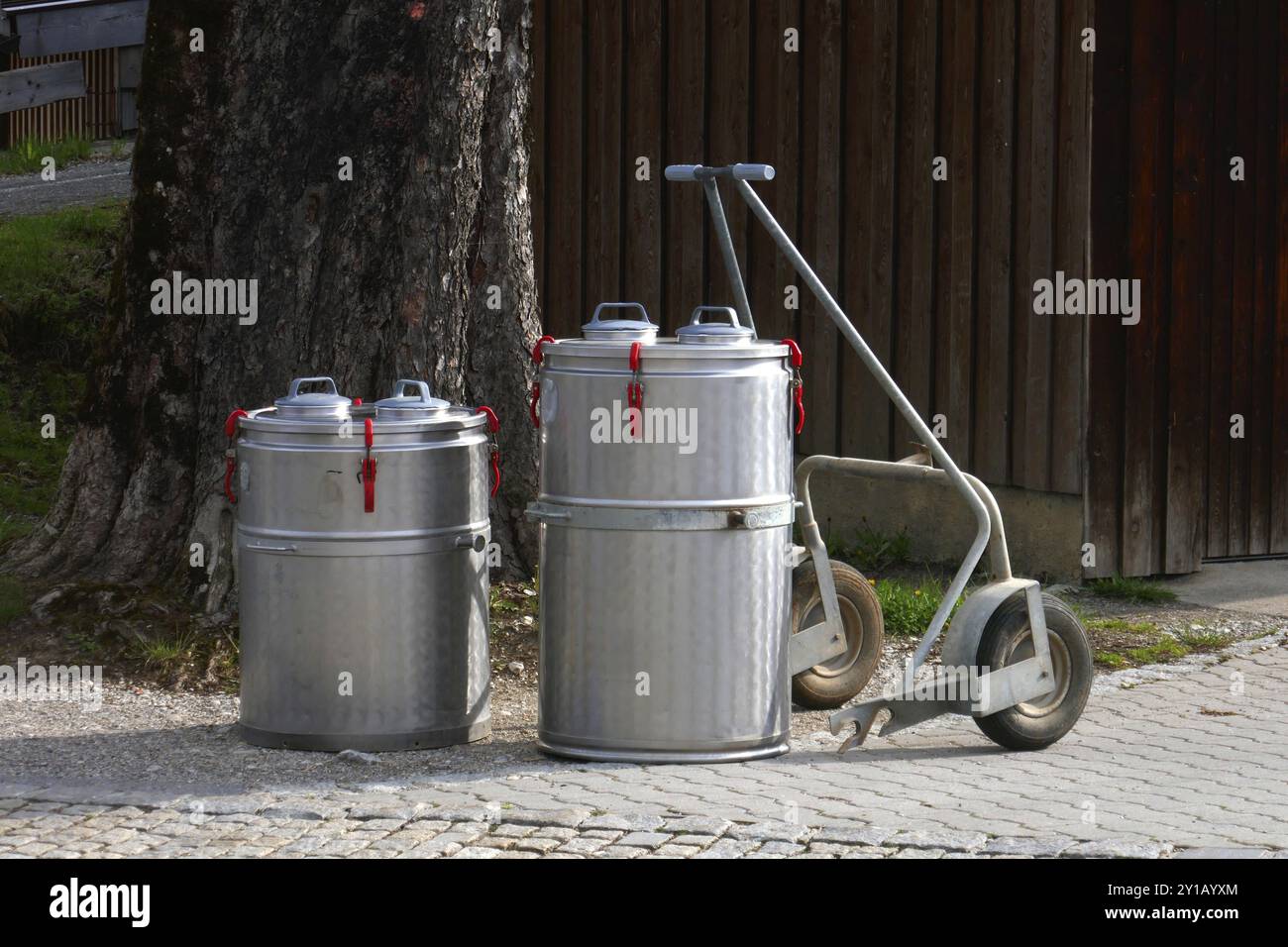 Récipients à lait à la campagne Banque D'Images