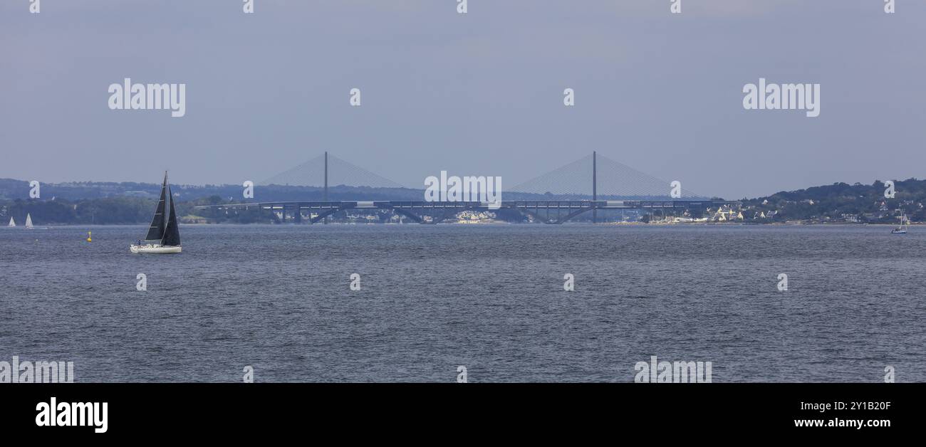 Les ponts du Pont Albert Louppe et du Pont de l'Iroise sur l'embouchure de la rivière Elorn dans la baie de la Rade de Brest, Plougastel-Daoulas, département des finis Banque D'Images