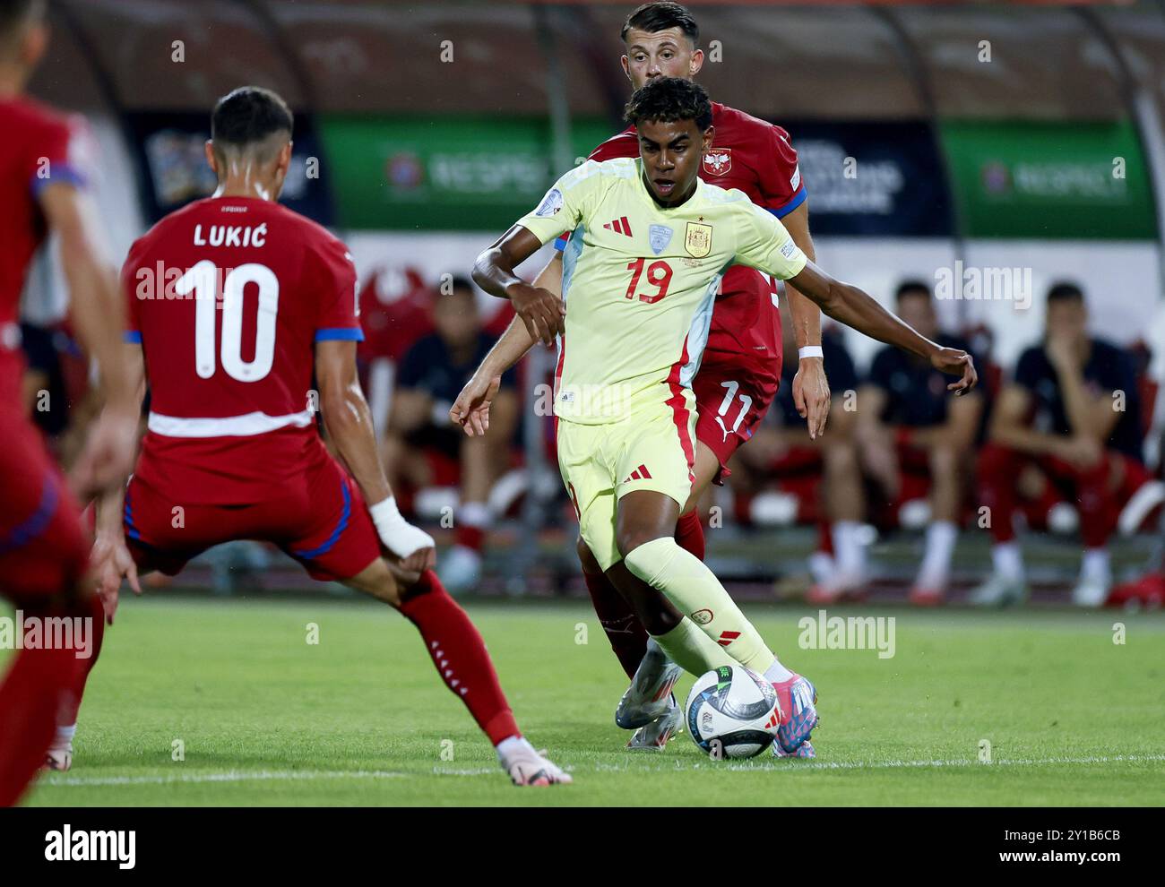 Serbie, Serbie. 5 septembre 2024. L'Espagnol Lamine Yamal (front, R) participe au match de football UEFA Nations League 2024/25 League A Group A4 entre la Serbie et l'Espagne à Belgrade, Serbie, le 5 septembre 2024. Crédit : Predrag Milosavljevic/Xinhua/Alamy Live News Banque D'Images