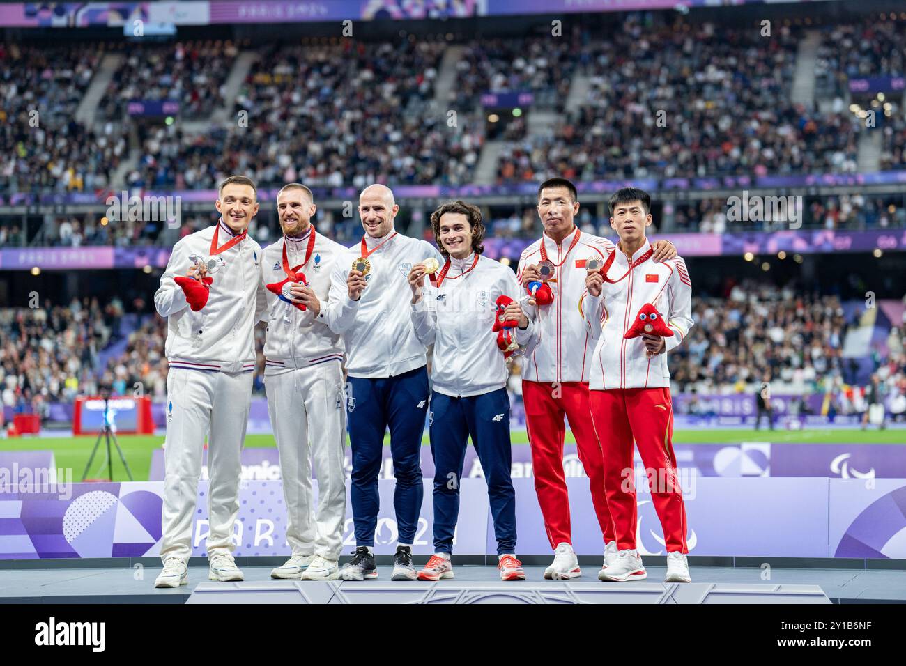 Paris, France. 5 septembre 2024. Les médaillés d'or Athanasios Ghavelas (3ème R) et son guide Ioannis Nyfantopoulos (3ème l) de la Grèce, les médaillés d'argent Timothée Adolphe (2ème l) et son guide Charles Renard (1er l), les médaillés de bronze Di Dongdong (1er R) et son guide Lian Jiageng de Chine posent lors de la cérémonie de remise du 100m T11 masculin de para Athlétisme aux Jeux paralympiques de Paris 2024 septembre 2024. Crédit : Huang Wei/Xinhua/Alamy Live News Banque D'Images
