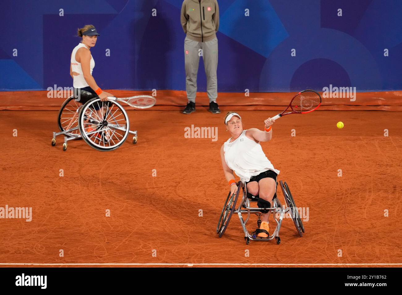 (G-d) Diede de Groot (NED), Aniek Van Koot (NED), 5 SEPTEMBRE 2024-Tennis en fauteuil roulant : finale des doubles femmes au stade Roland-Garros lors des Jeux paralympiques de Paris 2024 à Paris, France. Crédit : SportsPressJP/AFLO/Alamy Live News Banque D'Images