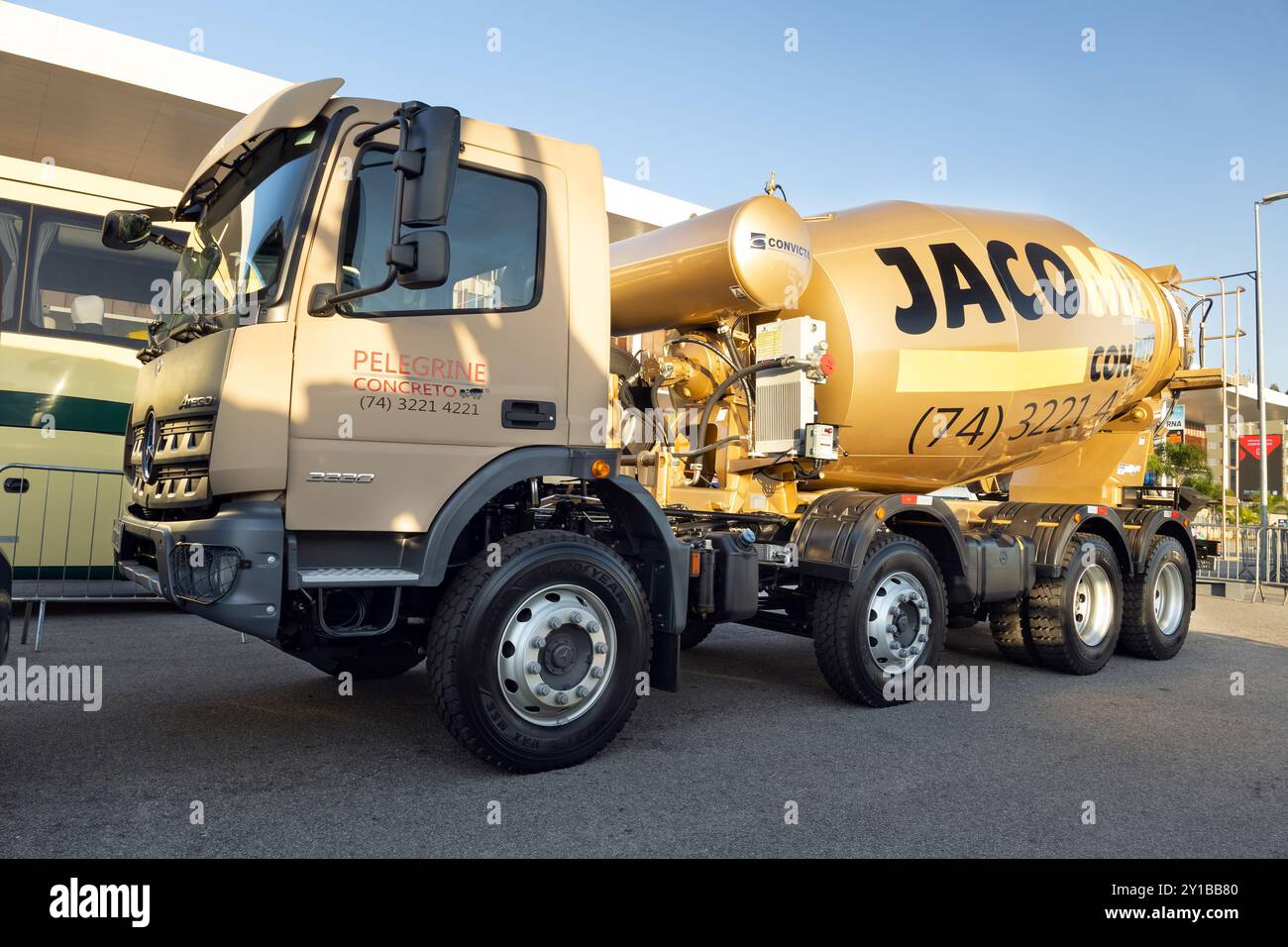 Volkswagen Atego 3330 camion malaxeur à béton exposé à la 16ème édition du Concrete Show South America, qui s'est tenue dans la ville de São Paulo, au Brésil. Banque D'Images
