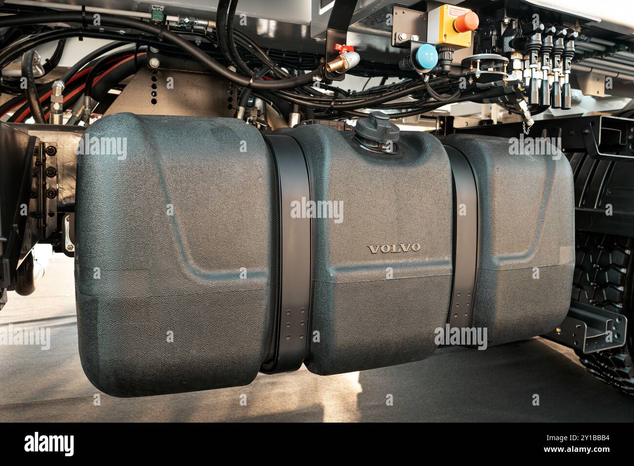 Détail d'un réservoir diesel et d'engrenages hydrauliques d'un camion pompe à béton. Banque D'Images