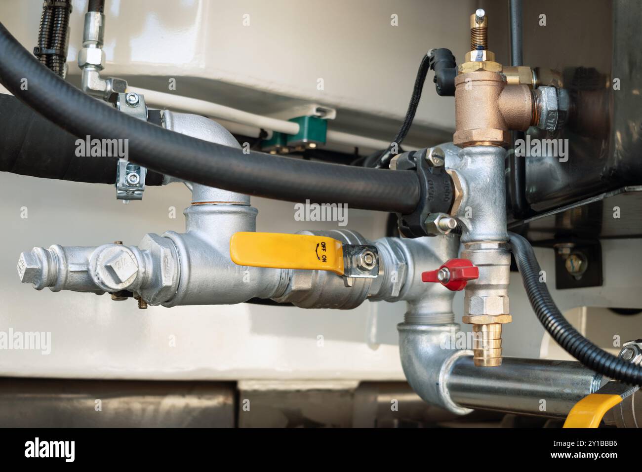 Détail d'un mécanisme de commande hydraulique d'un chariot à pompe à béton. Banque D'Images