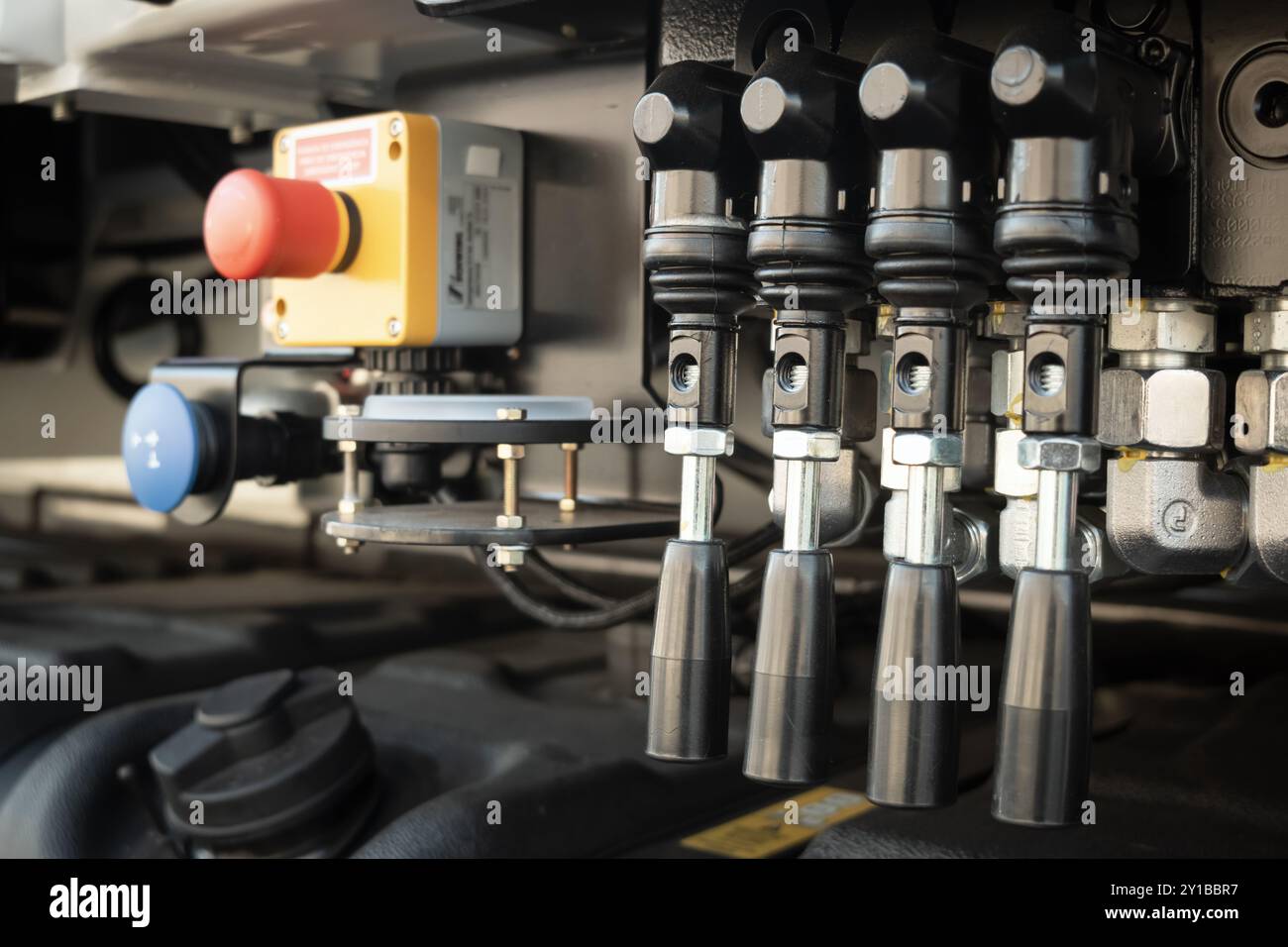 Détail d'un mécanisme de commande hydraulique d'un chariot à pompe à béton. Banque D'Images