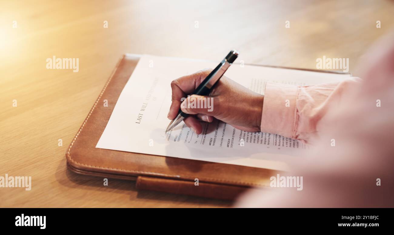 Bureau, mains et personne noire avec document pour signature, accord juridique et approbation de conformité. Ci-dessus, table et client avec formulaire pour Will Banque D'Images