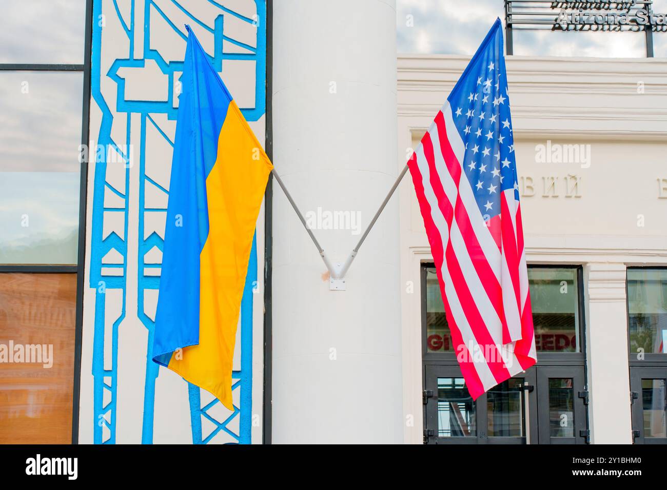 Kiev, Ukraine - 14 octobre 2023 : drapeaux ukrainiens et américains élégamment affichés sur un bâtiment à Kiev, symbolisant l'amitié et la coopération entre eux Banque D'Images