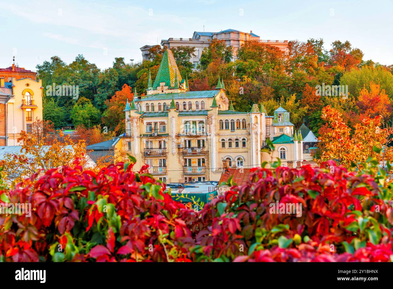 Kiev, Ukraine - 14 octobre 2023 : bâtiments colorés surplombant le feuillage d'automne le long de la descente Andriivskyi à Kiev. Banque D'Images