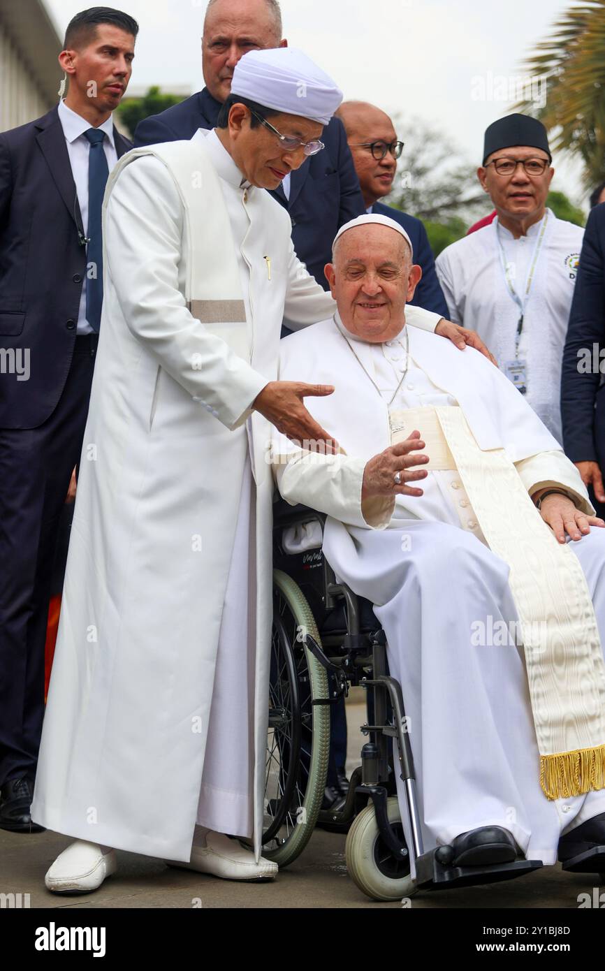 Jakarta, Jakarta, Indonésie. 5 septembre 2024. Le Pape François, à droite, et le Grand Imam de la mosquée Istiqlal Nasaruddin Umar réagissent après avoir pris une photo de famille suite à une rencontre interreligieuse avec des chefs religieux à la mosquée Istiqlal, Jakarta, le jeudi 5 septembre 2024. (Crédit image : © Antonius Jagad SR/ZUMA Press Wire) USAGE ÉDITORIAL SEULEMENT! Non destiné à UN USAGE commercial ! Crédit : ZUMA Press, Inc/Alamy Live News Banque D'Images
