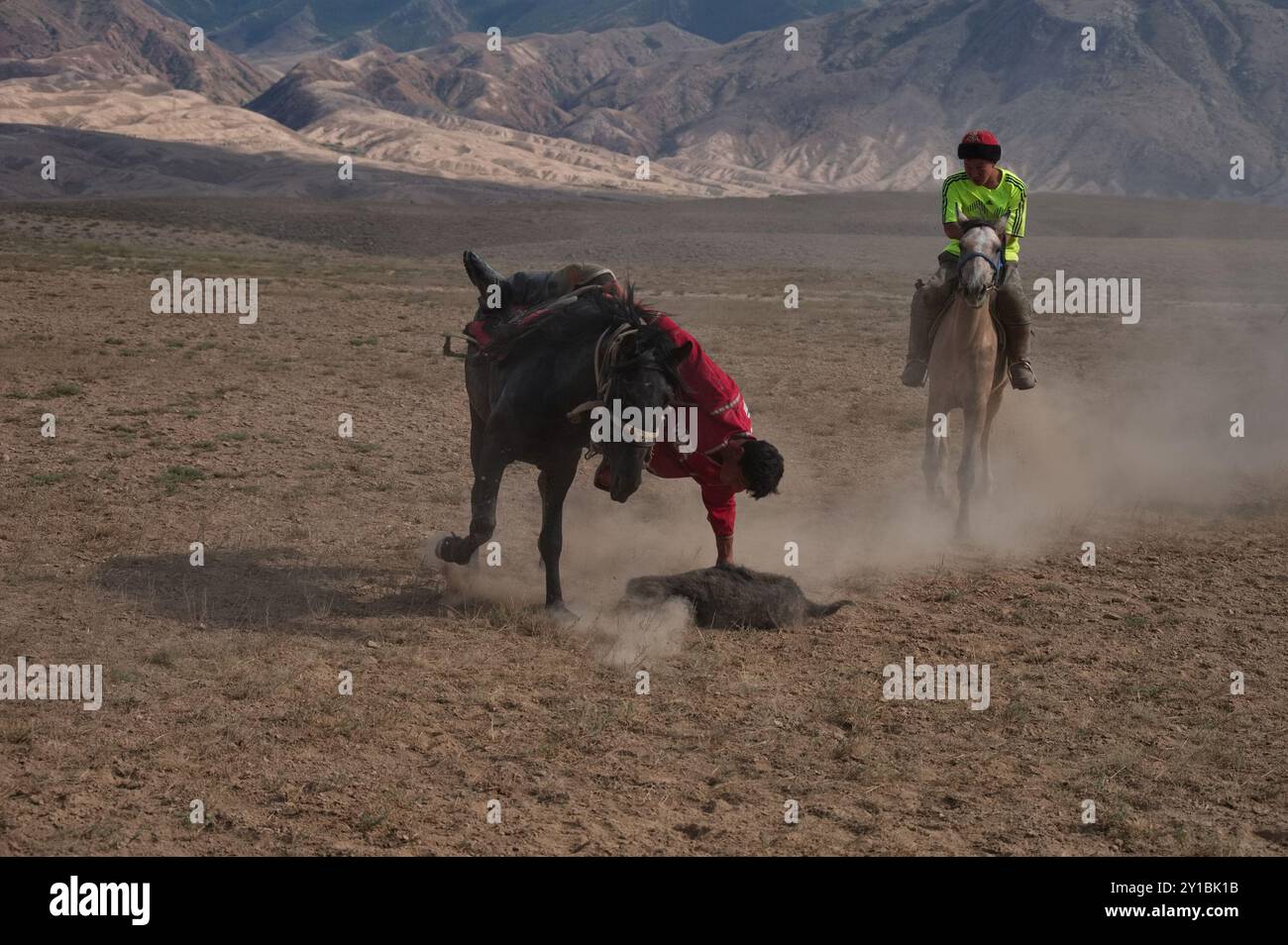 Groupe de nomades kirghizes jouant leurs jeux à cheval Banque D'Images