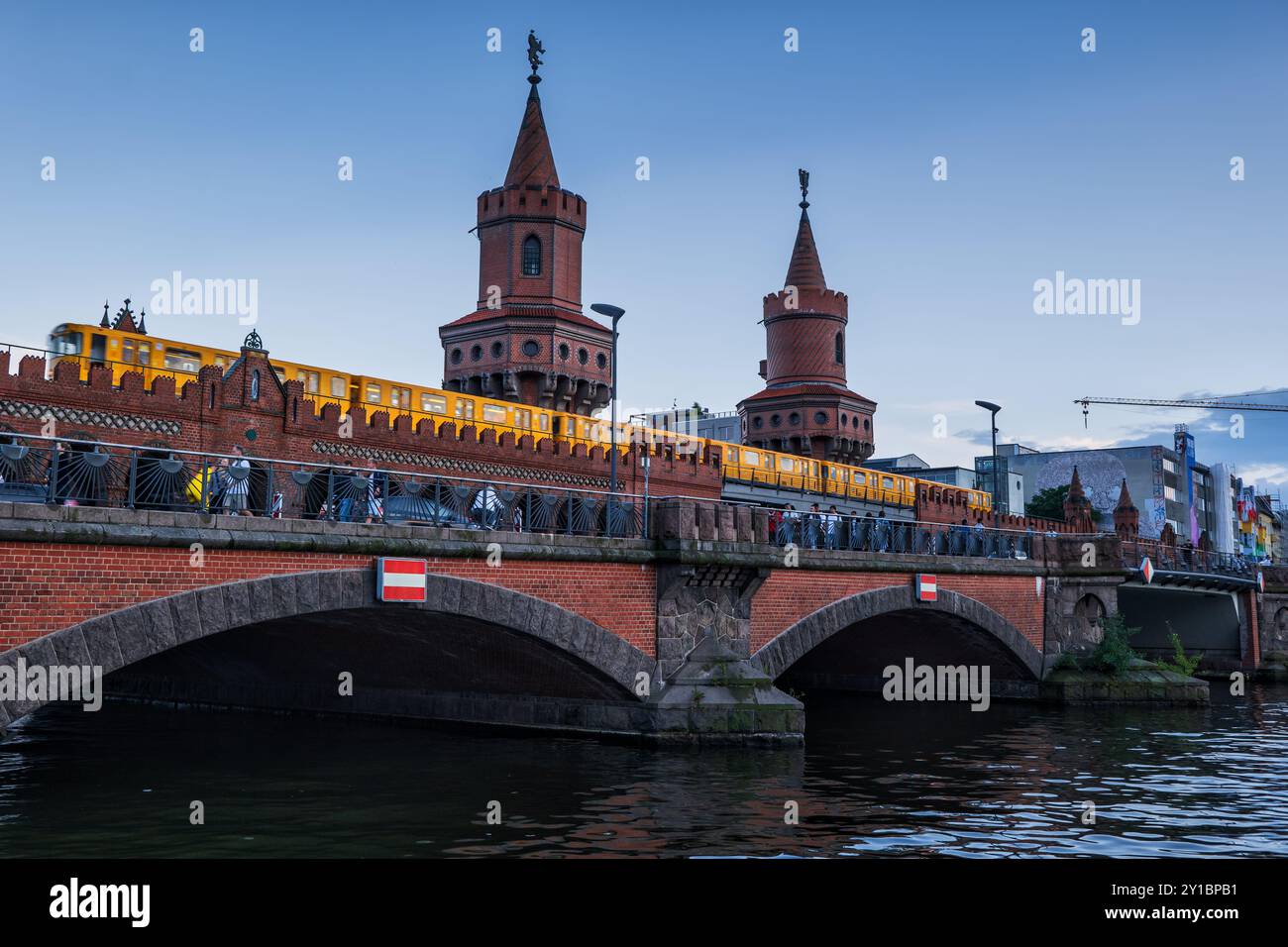Ville de Berlin en Allemagne, Oberbaum Bridge (Oberbaumbrücke) de 1895 à travers la rivière Spree avec passage U-Bahn train, brique gothique architecte nord-allemand Banque D'Images