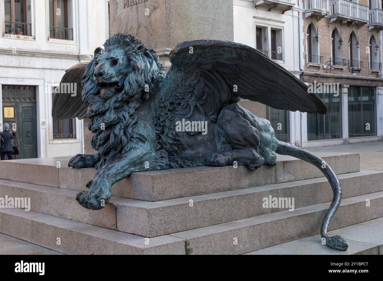 Lion ailé au monument Daniele Manin de 1875 par Luigi Borro sur Campo Manin à Venise, Italie. Banque D'Images