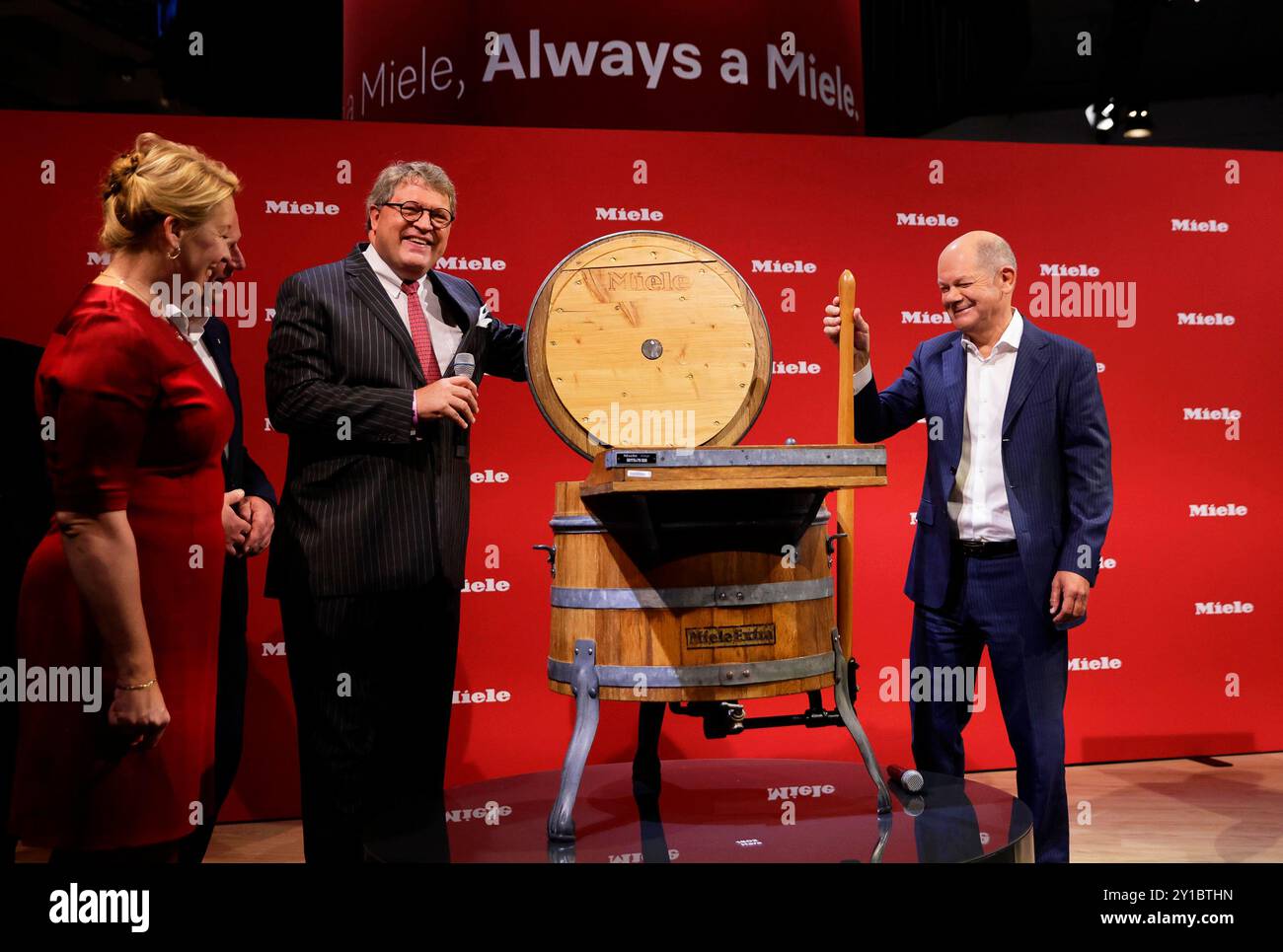 06 septembre 2024, Berlin : le chancelier fédéral Olaf Scholz (SPD, R) et Franziska Giffey (SPD, l), sénatrice berlinoise de l'économie, de l'énergie et des entreprises publiques, se tiennent à côté de la première machine à laver historique du fabricant d'appareils ménagers lors de la tournée d'ouverture du premier jour public de l'IFA 2024 au parc des expositions de Berlin. Environ 1 800 exposants et plus de 180 000 visiteurs sont attendus au 100e anniversaire du salon leader de l’électronique grand public et de l’électroménager du 6 au 10 septembre 2024. Photo : Carsten Koall/dpa Banque D'Images
