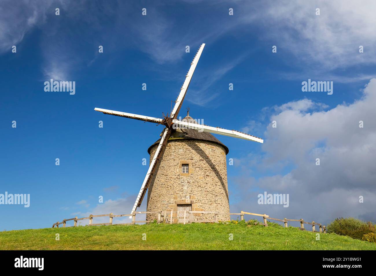 Un ancien moulin à vent à la campagne près du Mont Saint Michel. Normandie, Manche, Avranches, Pontorson, France, Europe occidentale. Banque D'Images