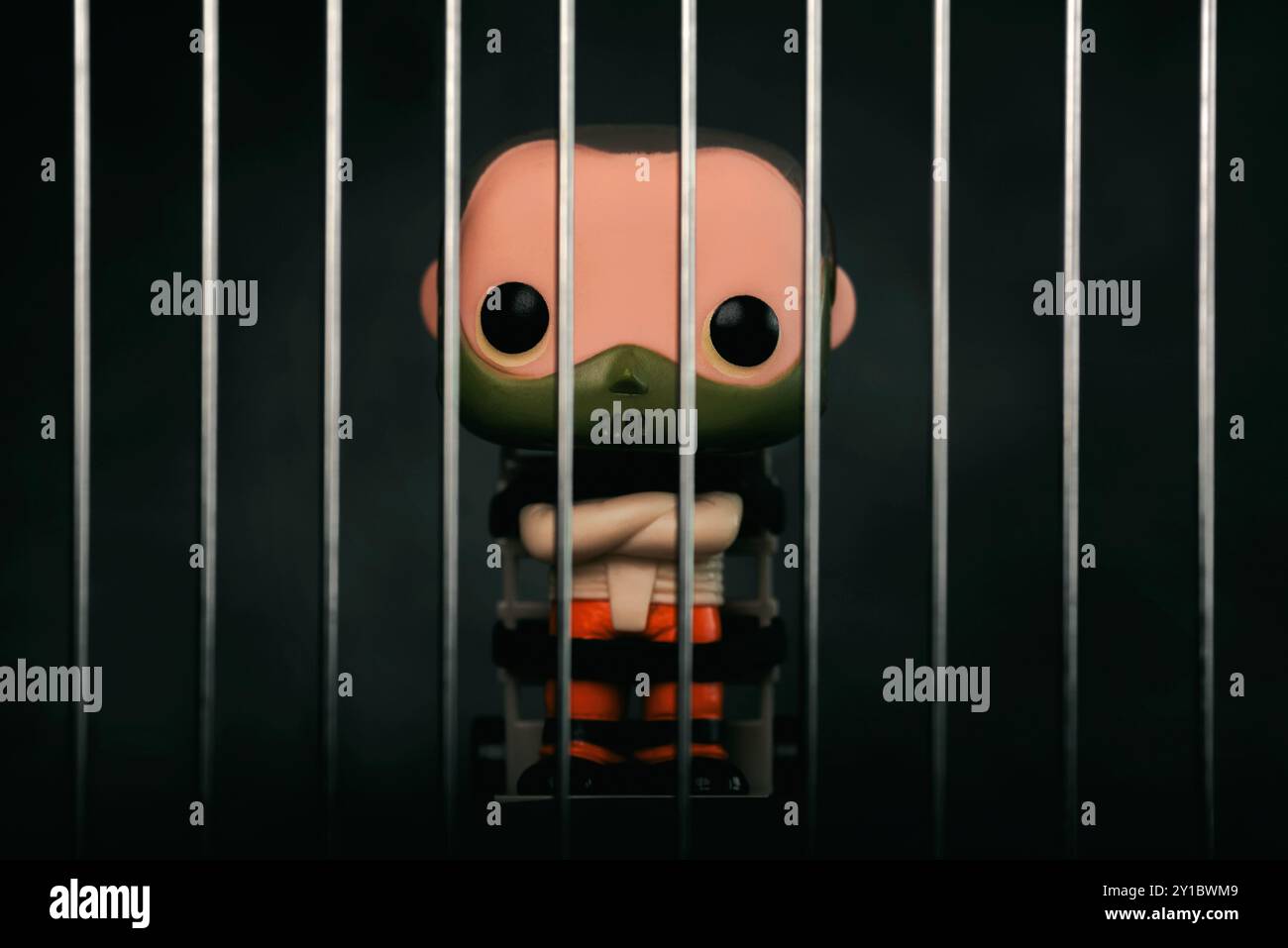 Figurine vinyle POP Funko du personnage fictif d'Hannibal Lecter du livre et film de Thomas Harris le silence des agneaux enfermé dans une cellule de prison. L'illust Banque D'Images