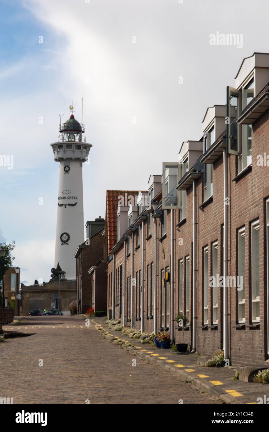 Le phare d'Egmond aan Zee, pays-Bas, vu du village avec des bâtiments pittoresques dans une rue vers le phare Banque D'Images