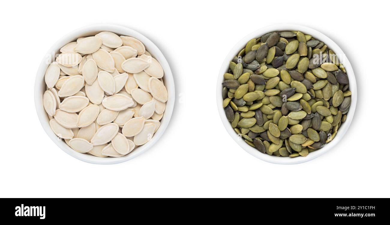 Bols avec des graines de citrouille blanches et vertes biologiques isolés sur fond blanc. Banque D'Images