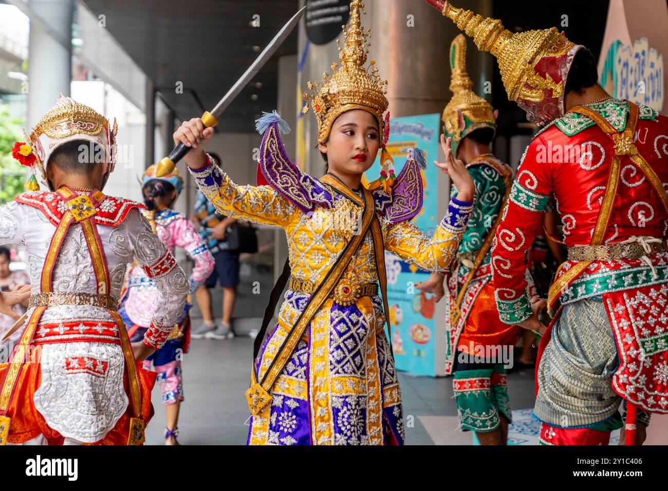 Bangkok, Bangkok, Thaïlande. 6 septembre 2024. Une troupe d'adolescents danseurs traditionnels thaïlandais Khon se produisent devant le centre commercial Silom Complex à Bangkok, en Thaïlande. Les danseurs de Khon jouent dans une chorégraphie de style combat martial, tenant souvent des répliques d'armes, avec certains interprètes portant des masques complets ainsi que des coiffes ornées. Le Ramakien, une adaptation de l'épopée indienne hindoue Ramayana, est à l'origine de nombreuses histoires reproduites dans les représentations de Khon. La danse Khon est jouée en Thaïlande depuis la période Ayutthaya (crédit image : © Adryel Talamantes/ZUMA Press Wire) EDITORIAL USA Banque D'Images