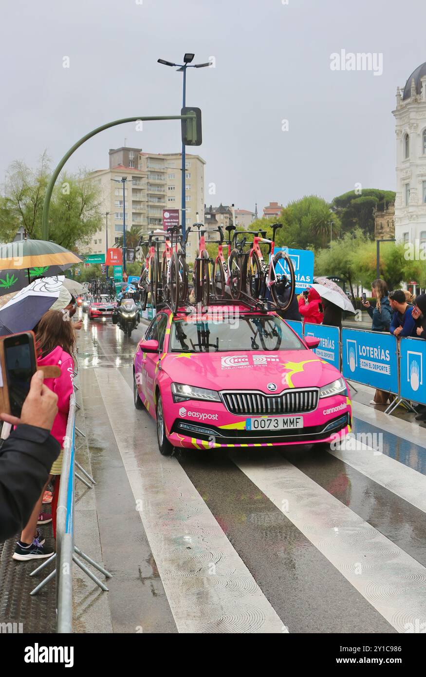 EF Education Easypost Team Skoda voiture de soutien passant la Plaza Italia sous une pluie battante 17ème étape Vuelta de Espana Sardinero Santander Cantabria Espagne Banque D'Images