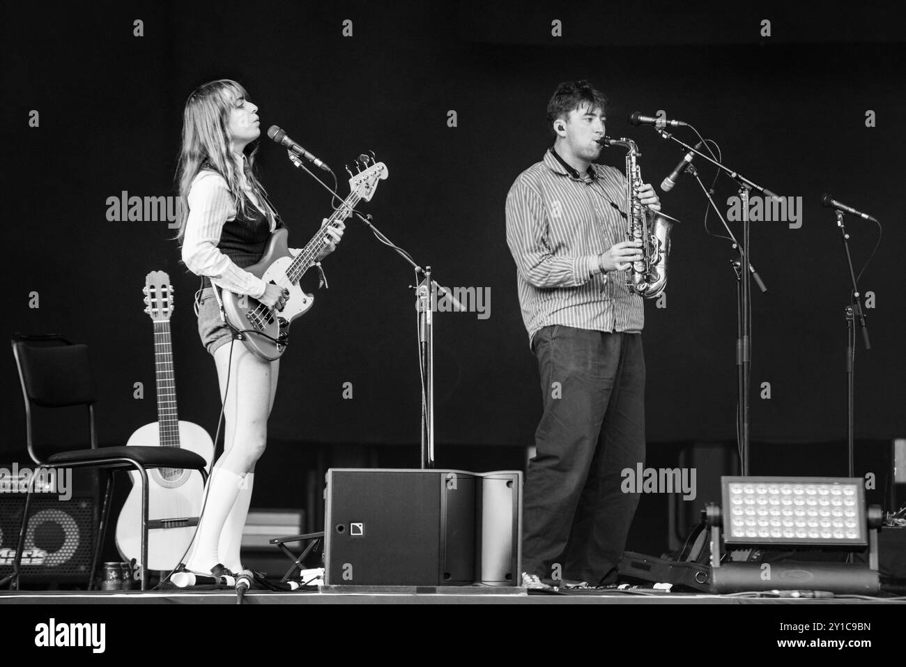 BLACK COUNTRY NEW ROAD, CONCERT, 2024 : Tyler Hyde bassiste et chanteur et Lewis Evans au saxophone du groupe Black Country, New Road jouent la Mountain Stage. Quatrième jour du Green Man Festival 2024 au Glanusk Park, Brecon, pays de Galles. Photo : Rob Watkins. INFO : Black Country, New Road est un groupe de rock expérimental britannique connu pour son son éclectique, mêlant des influences post-punk, jazz et indie rock. Leur musique présente des arrangements complexes, des changements dynamiques et des paroles introspectives, explorant les thèmes de l'identité, de l'anxiété et de la vie moderne. Banque D'Images