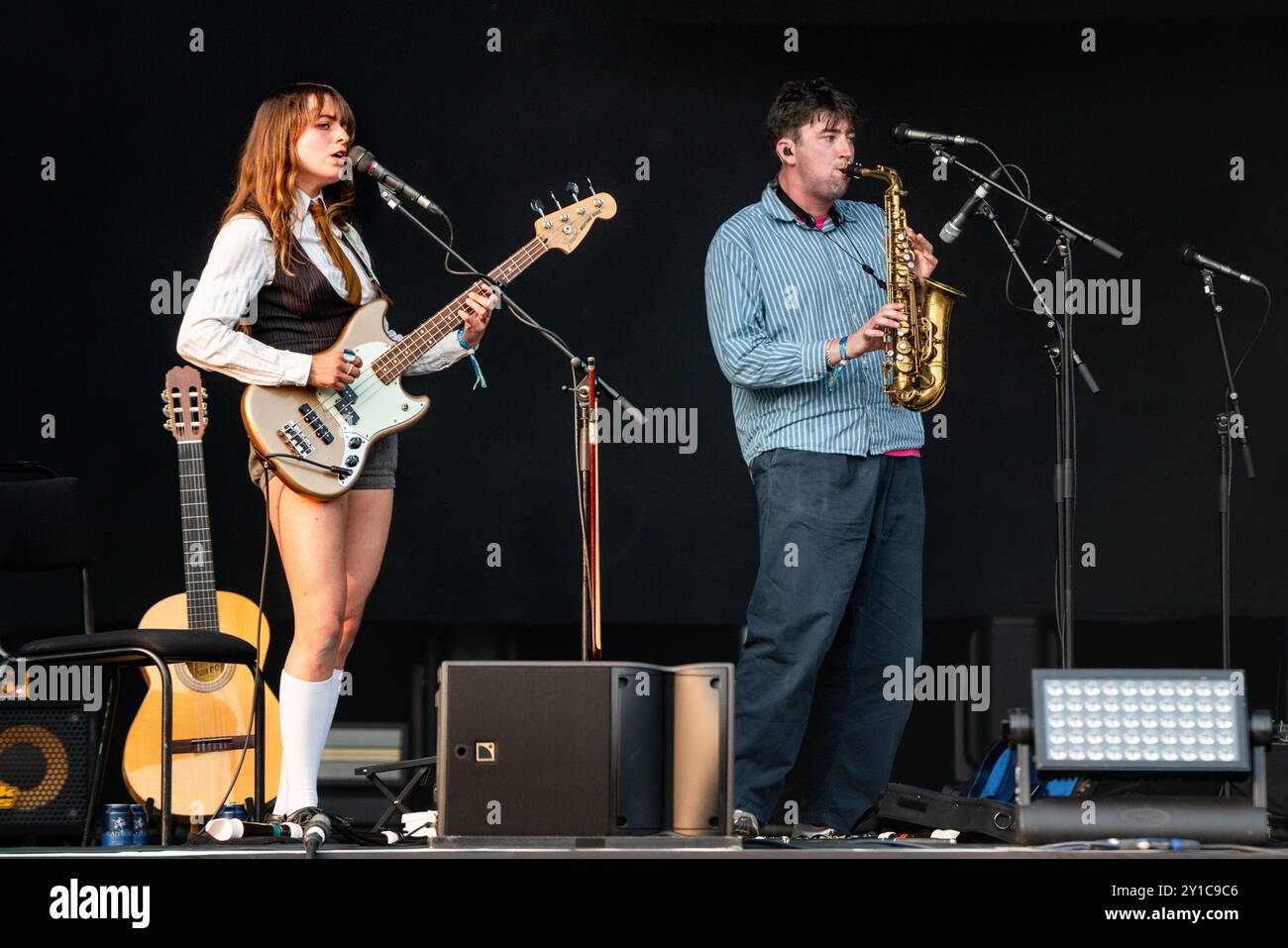 BLACK COUNTRY NEW ROAD, CONCERT, 2024 : Tyler Hyde bassiste et chanteur et Lewis Evans au saxophone du groupe Black Country, New Road jouent la Mountain Stage. Quatrième jour du Green Man Festival 2024 au Glanusk Park, Brecon, pays de Galles. Photo : Rob Watkins. INFO : Black Country, New Road est un groupe de rock expérimental britannique connu pour son son éclectique, mêlant des influences post-punk, jazz et indie rock. Leur musique présente des arrangements complexes, des changements dynamiques et des paroles introspectives, explorant les thèmes de l'identité, de l'anxiété et de la vie moderne. Banque D'Images