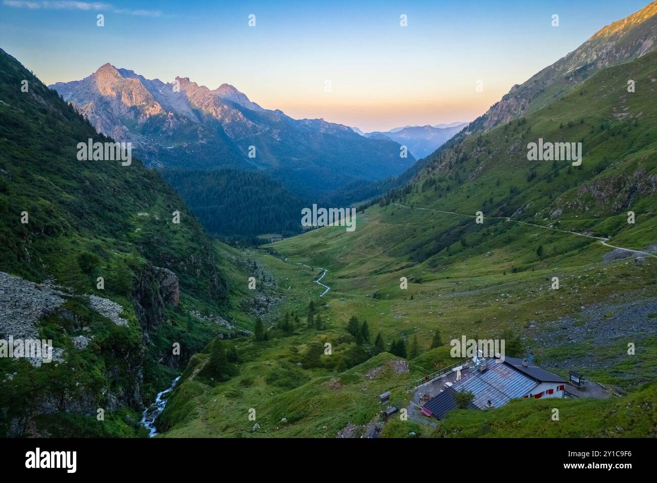 Vue aérienne du refuge Longo à l'aube en été. Carona, Val Brembana, Alpi Orobie, Bergame, Bergame Province, Lombardie, Italie, Europe. Banque D'Images