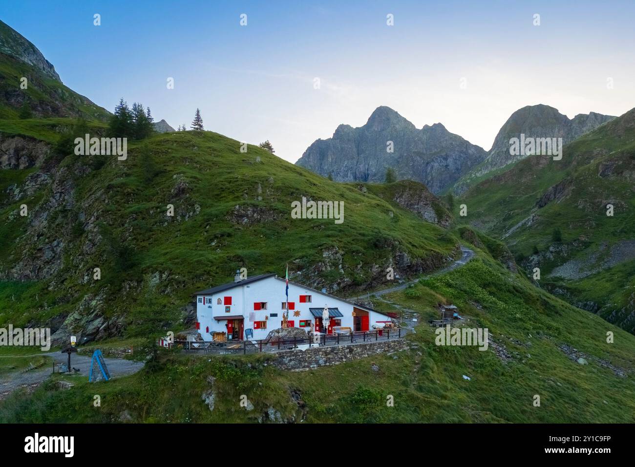 Vue aérienne du refuge Longo et du Monte Aga à l'aube en été. Carona, Val Brembana, Alpi Orobie, Bergame, Bergame Province, Lombardie, Italie, Europe. Banque D'Images