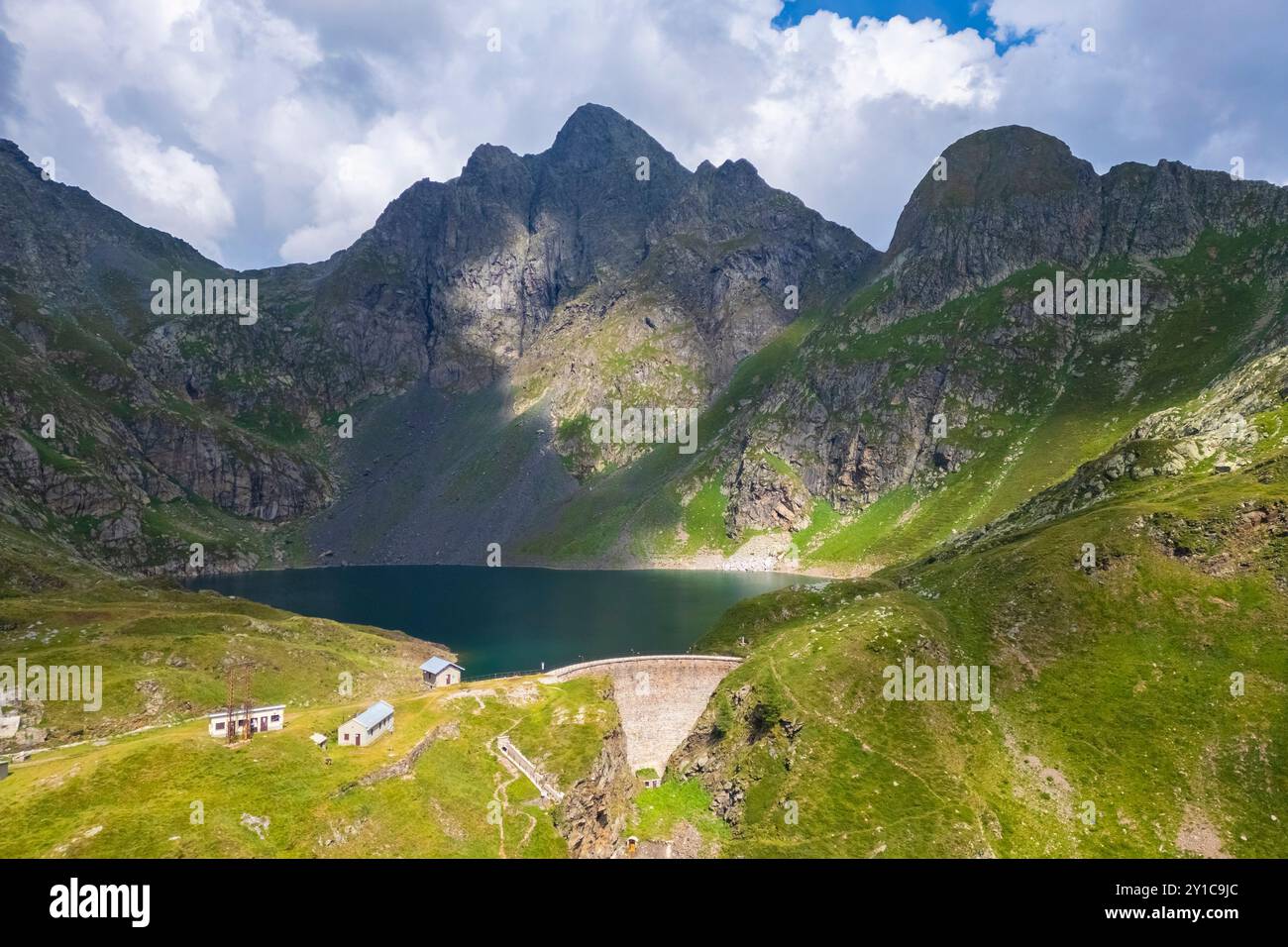 Vue aérienne du mont Aga et du Lago del Diavolo en été. Carona, Val Brembana, Alpi Orobie, Bergame, Bergame Province, Lombardie, Italie, Europe. Banque D'Images