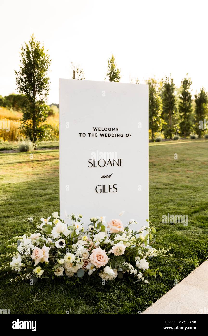 Signe de bienvenue de mariage et arrangement floral Banque D'Images