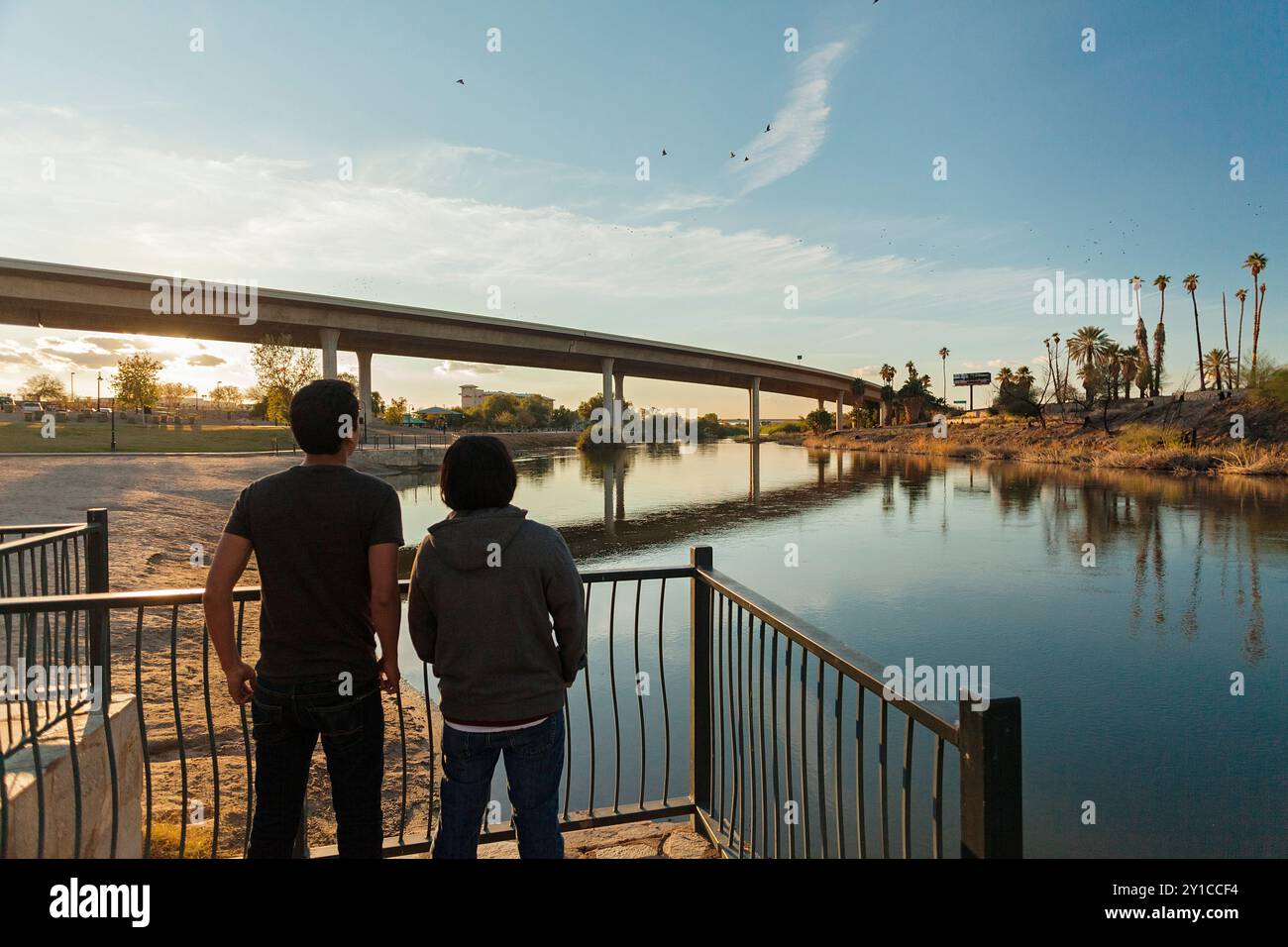 Les gens regardant la rivière au coucher du soleil Yuma, AZ Banque D'Images