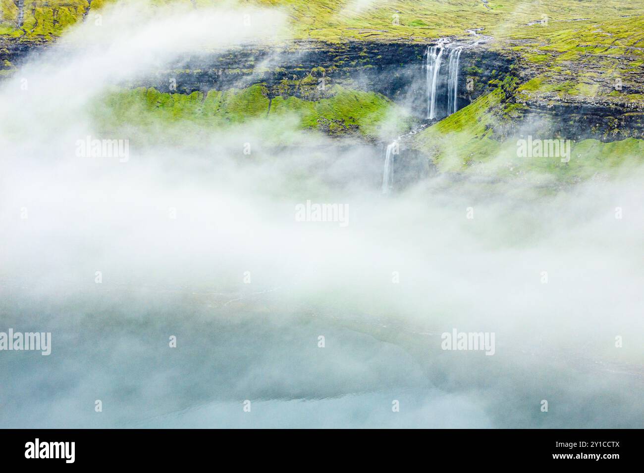 Cascade de Fossa émergeant du brouillard, îles Féroé Banque D'Images