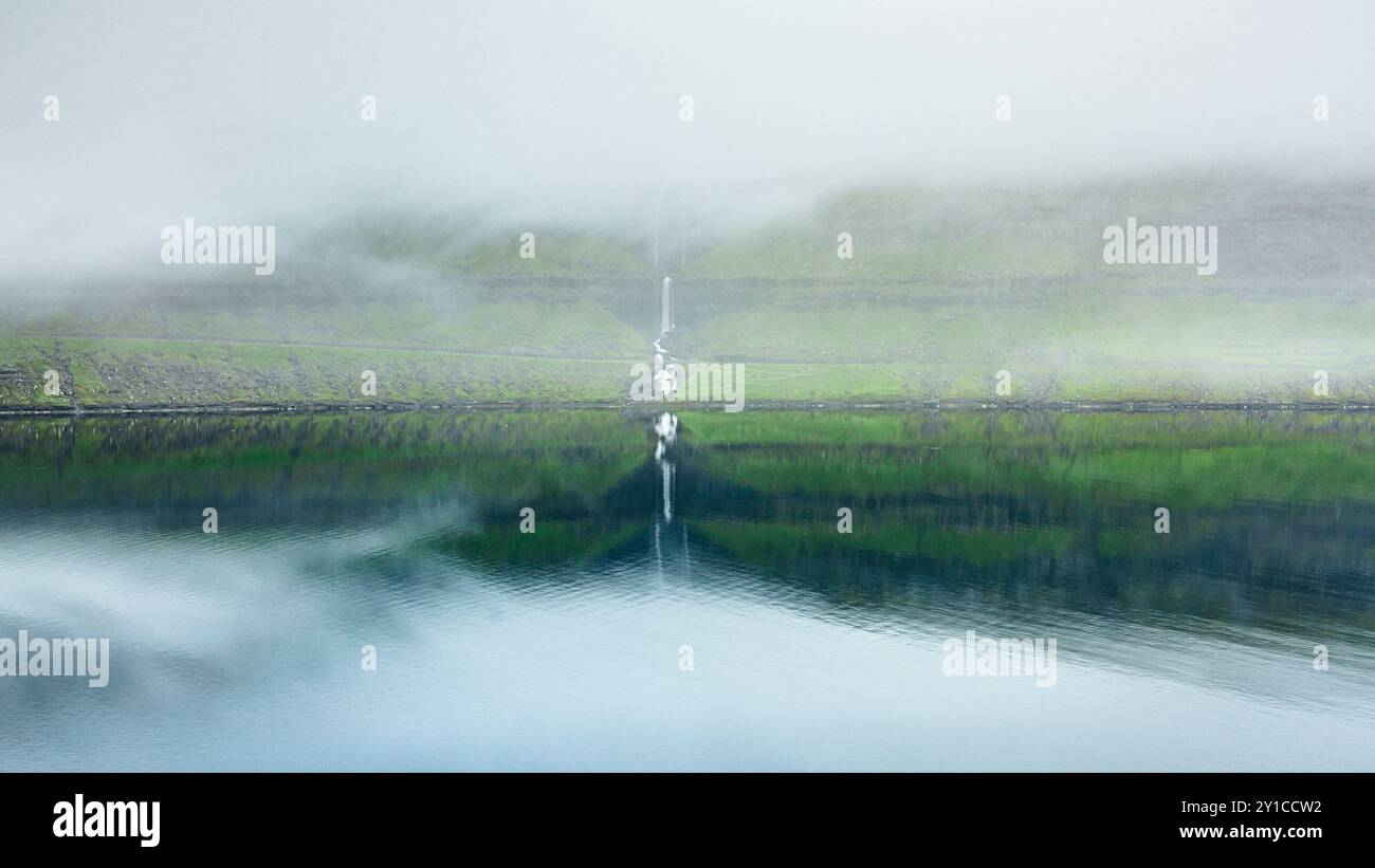 Brouillard sur la cascade de Fossa, îles Féroé Banque D'Images