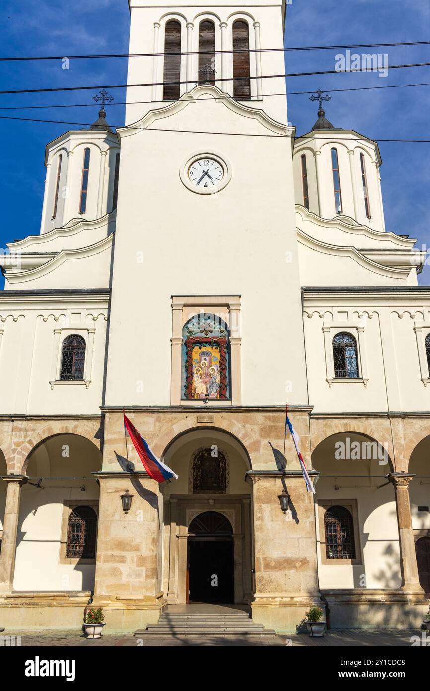 L'entrée de la cathédrale Sainte-Trinité, une église orthodoxe dans la ville de Nis en Serbie. Pris sur une journée ensoleillée avec un ciel bleu et quelques nuages. Banque D'Images