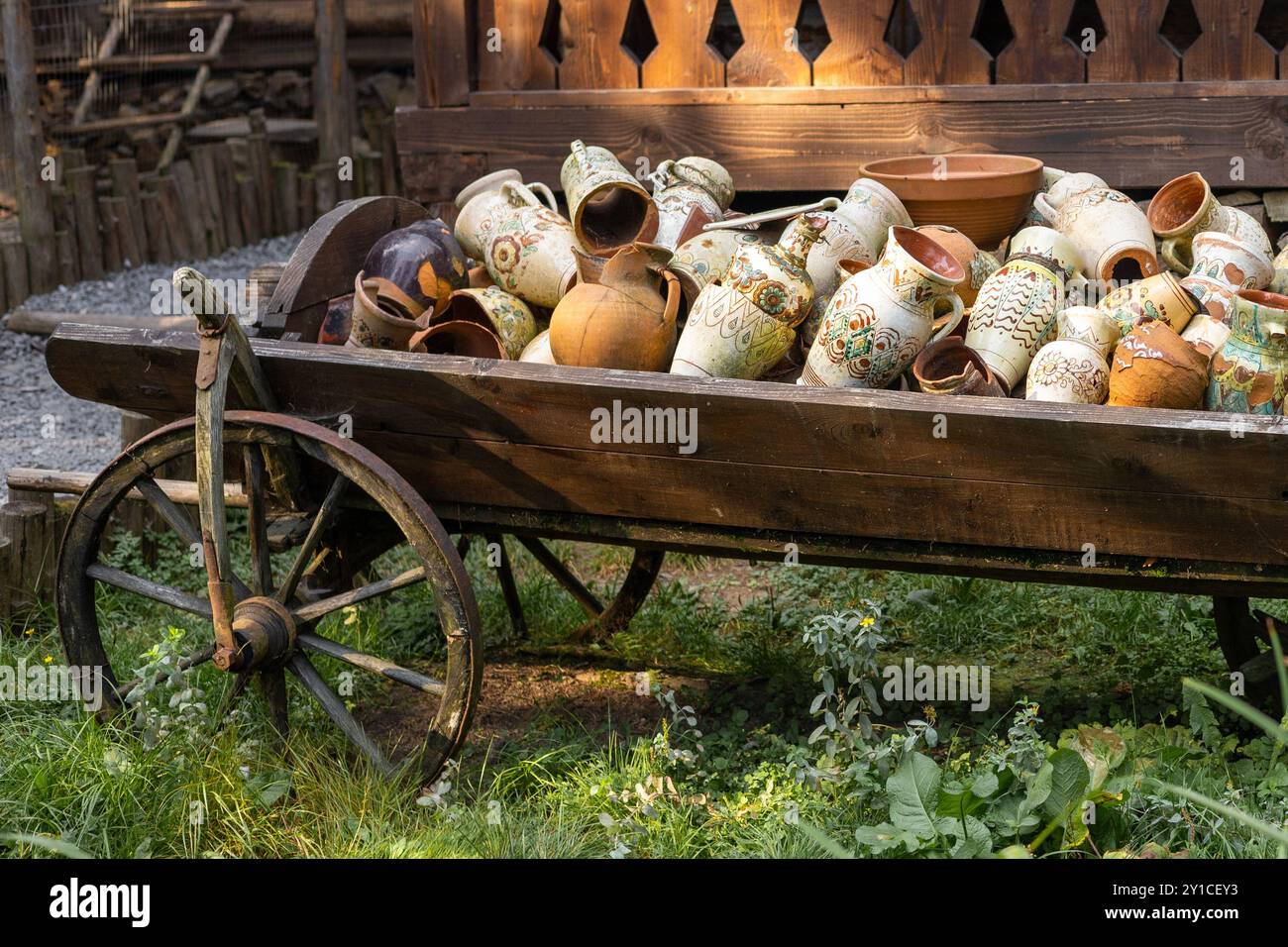 Vases ukrainiens, pots, cruches, pichets avec des motifs décoratifs traditionnels. Banque D'Images