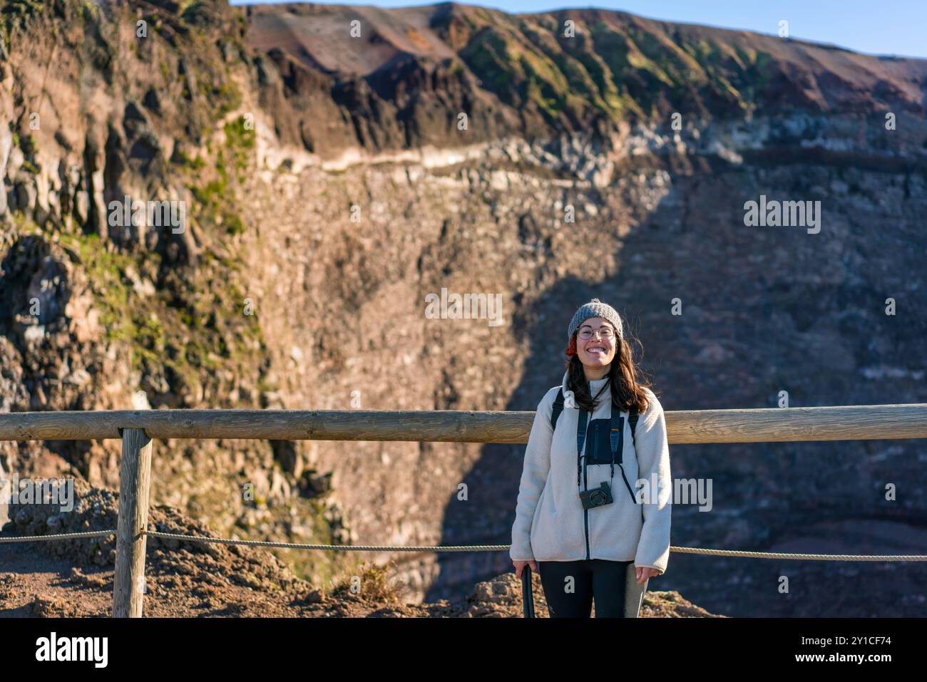 Femme avec la caméra point and shoot souriant à la caméra Banque D'Images