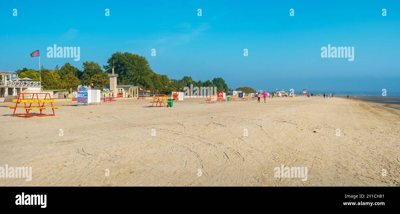 Vue panoramique sur la grande plage de sable de la ville au début de l'automne. Pärnu, Estonie Banque D'Images