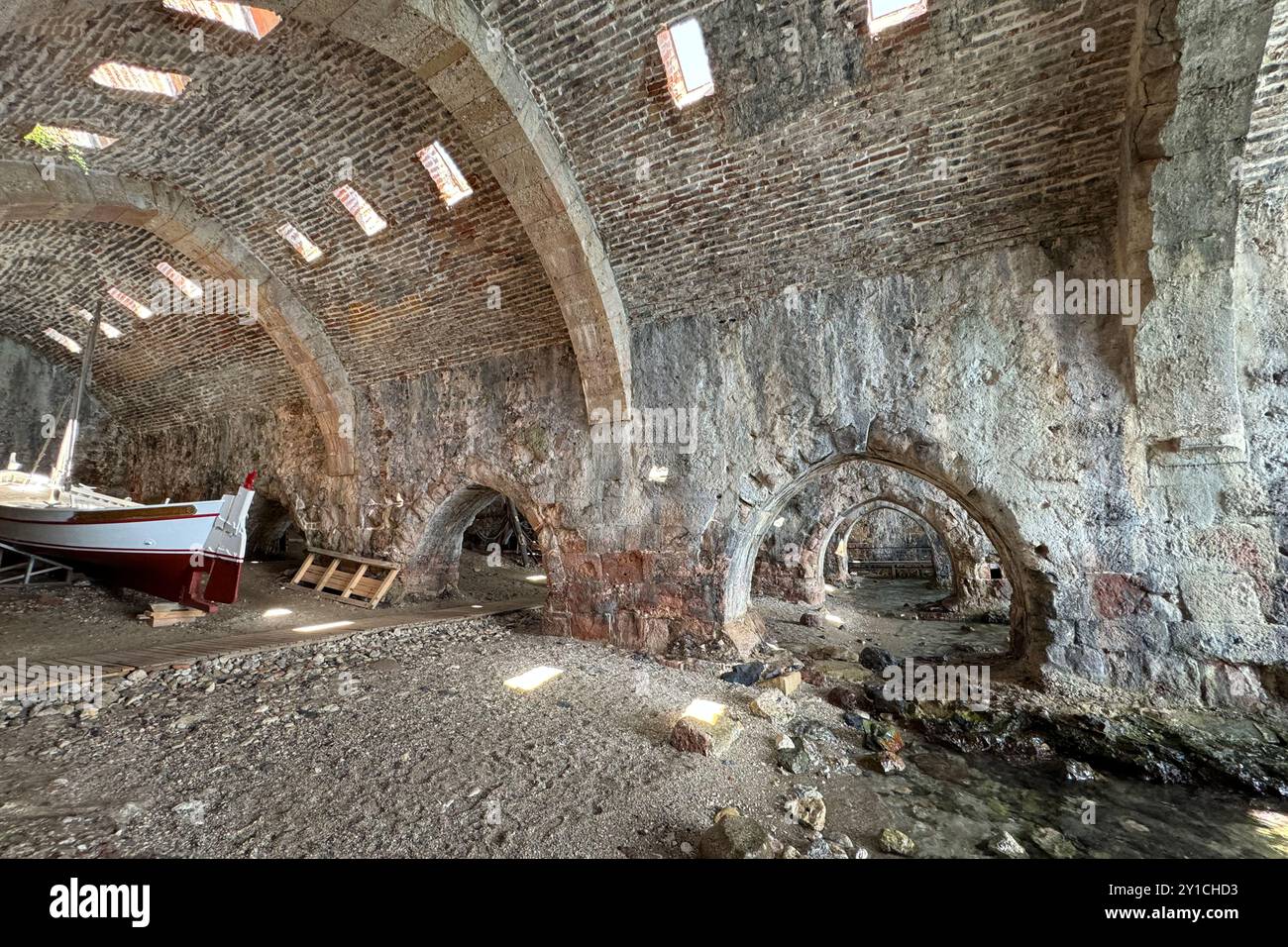 Les arches en ruines de l'intérieur d'une église, ville antique, ruines temple entrée chantier naval, mur amphithéâtre construction en pierre fenêtre Banque D'Images