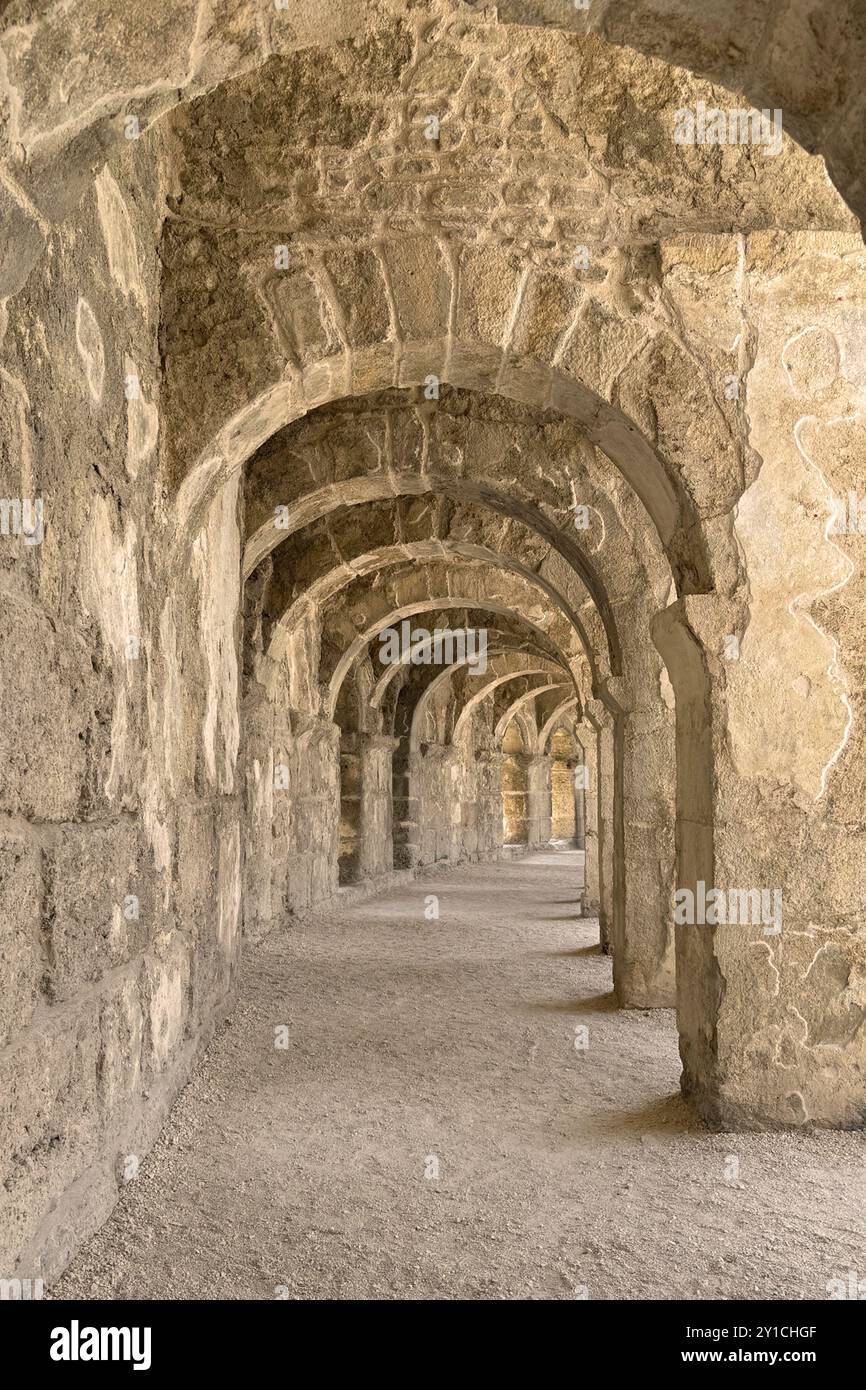 Les arches en ruines de l'intérieur d'une église, ville antique, ruines temple entrée chantier naval, mur amphithéâtre construction en pierre fenêtre Banque D'Images