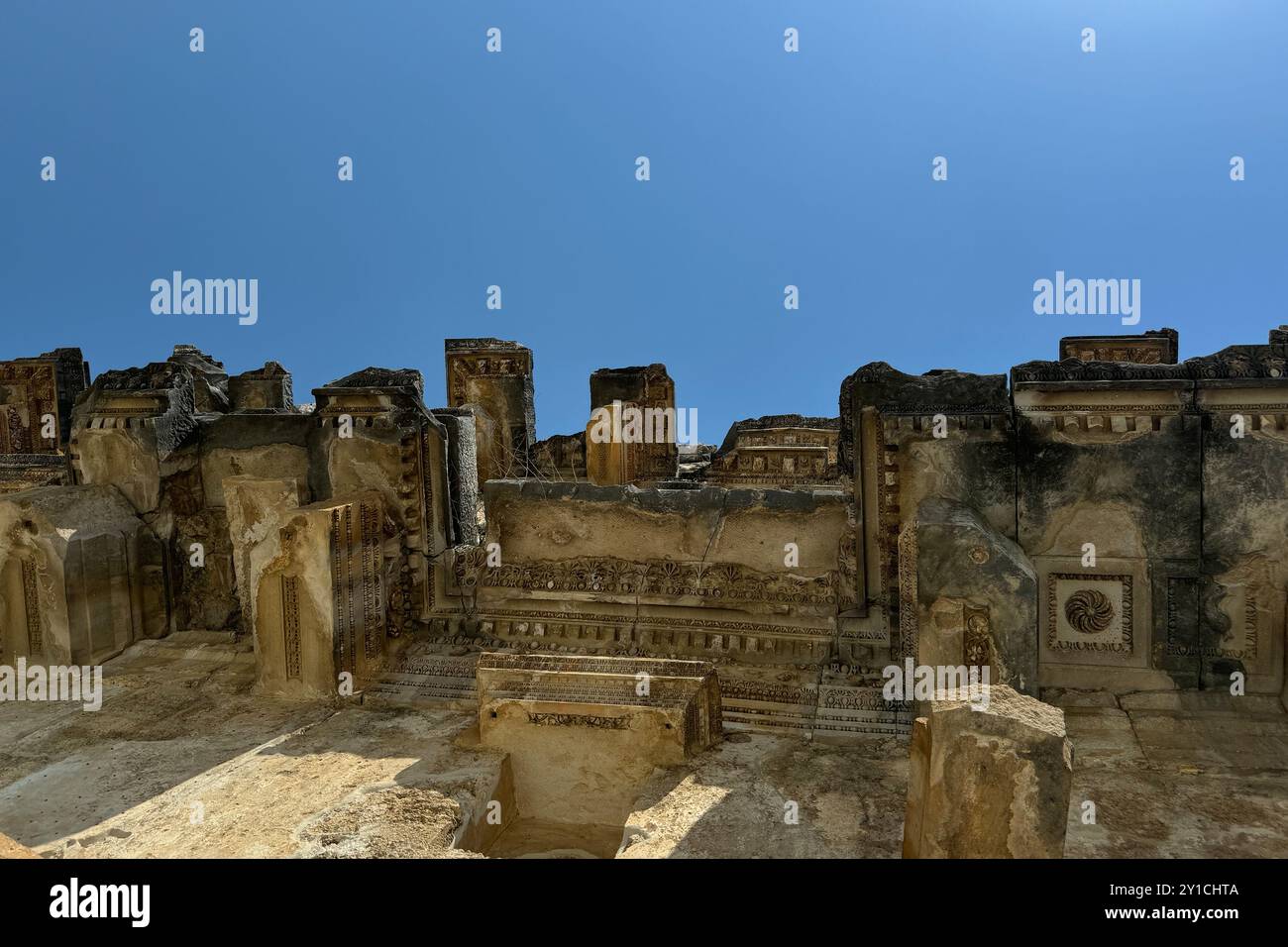 Amphithéâtre romain dans un ancien château de la ville, détail de vieux murs de pierre, colonnes, escaliers, bâtiment social historique monumental courbe théâtre en plein air Banque D'Images
