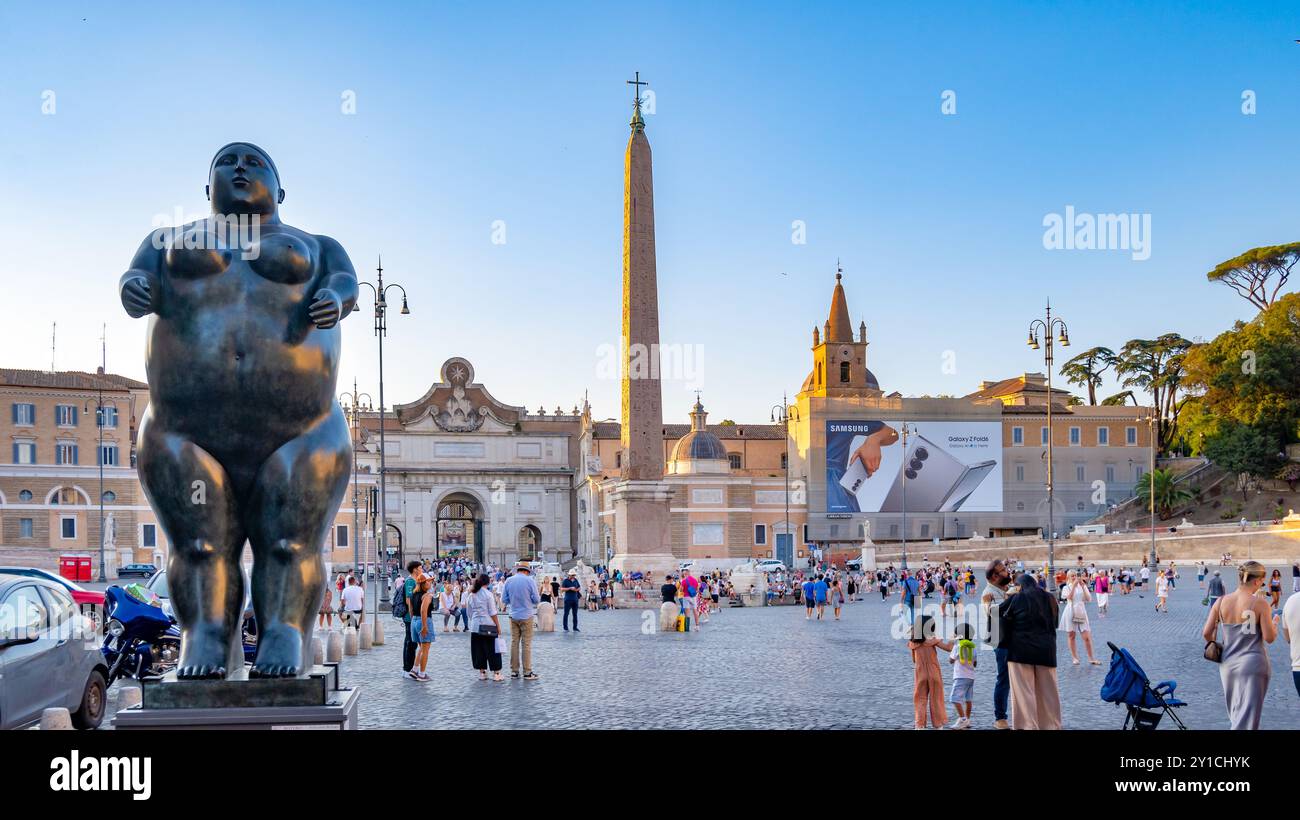 Rome, Italie, 27 juillet 2024, Botero exposition rom avec sculpture du sculpteur colombien Fernando Botero sur la Piazza del Popolo, éditoriale seulement. Banque D'Images