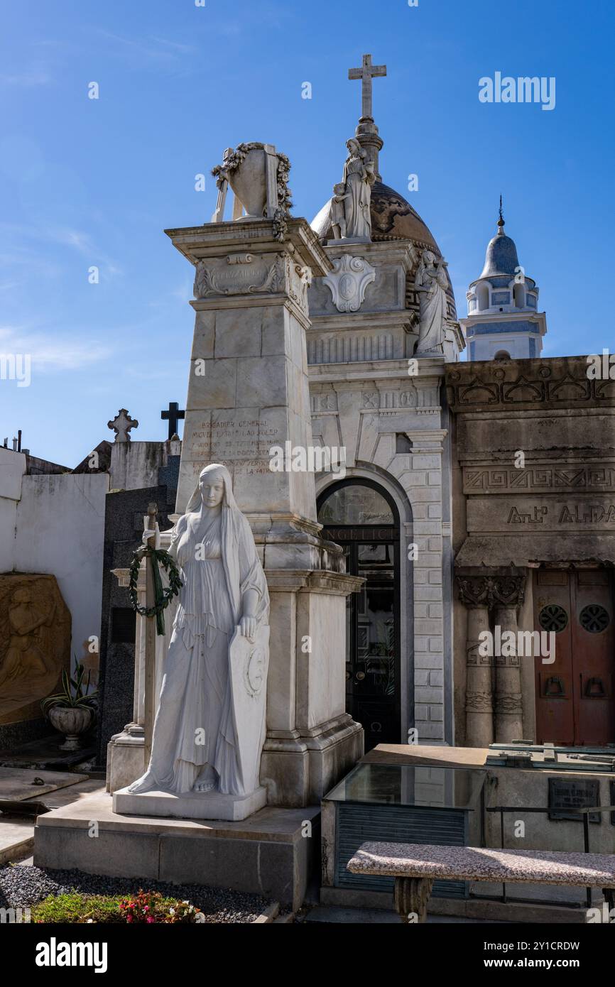 Tombe du général Miguel Etanislao Soler, qui a combattu dans la guerre d'indépendance Argentine. Cimetière de Recoleta, Buenos Aires, Argentine. Derrière se trouve le b Banque D'Images