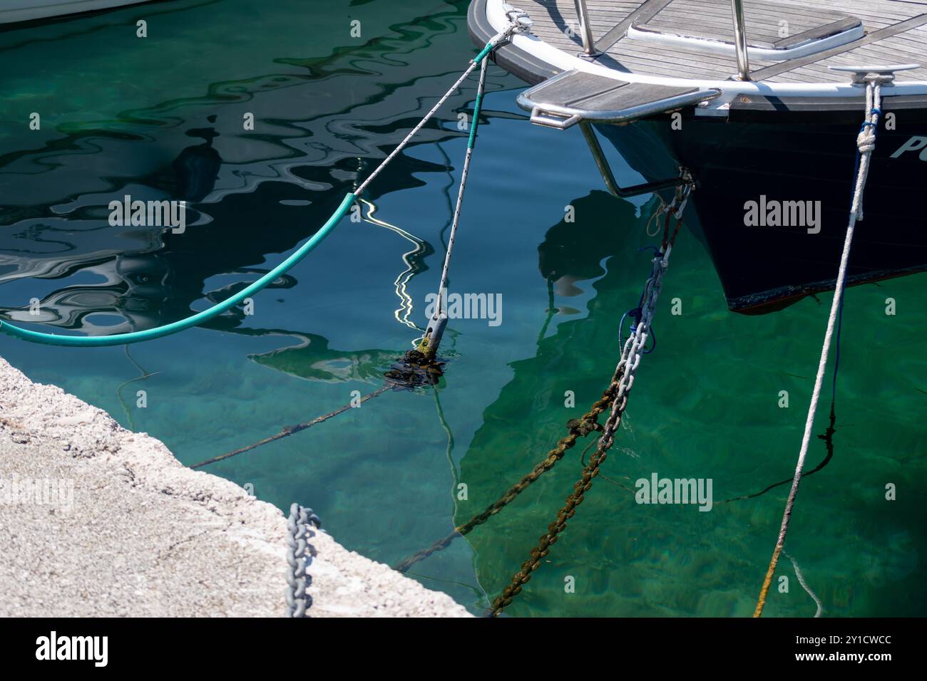 Arc de bateau amarré avec corde et chaîne Banque D'Images