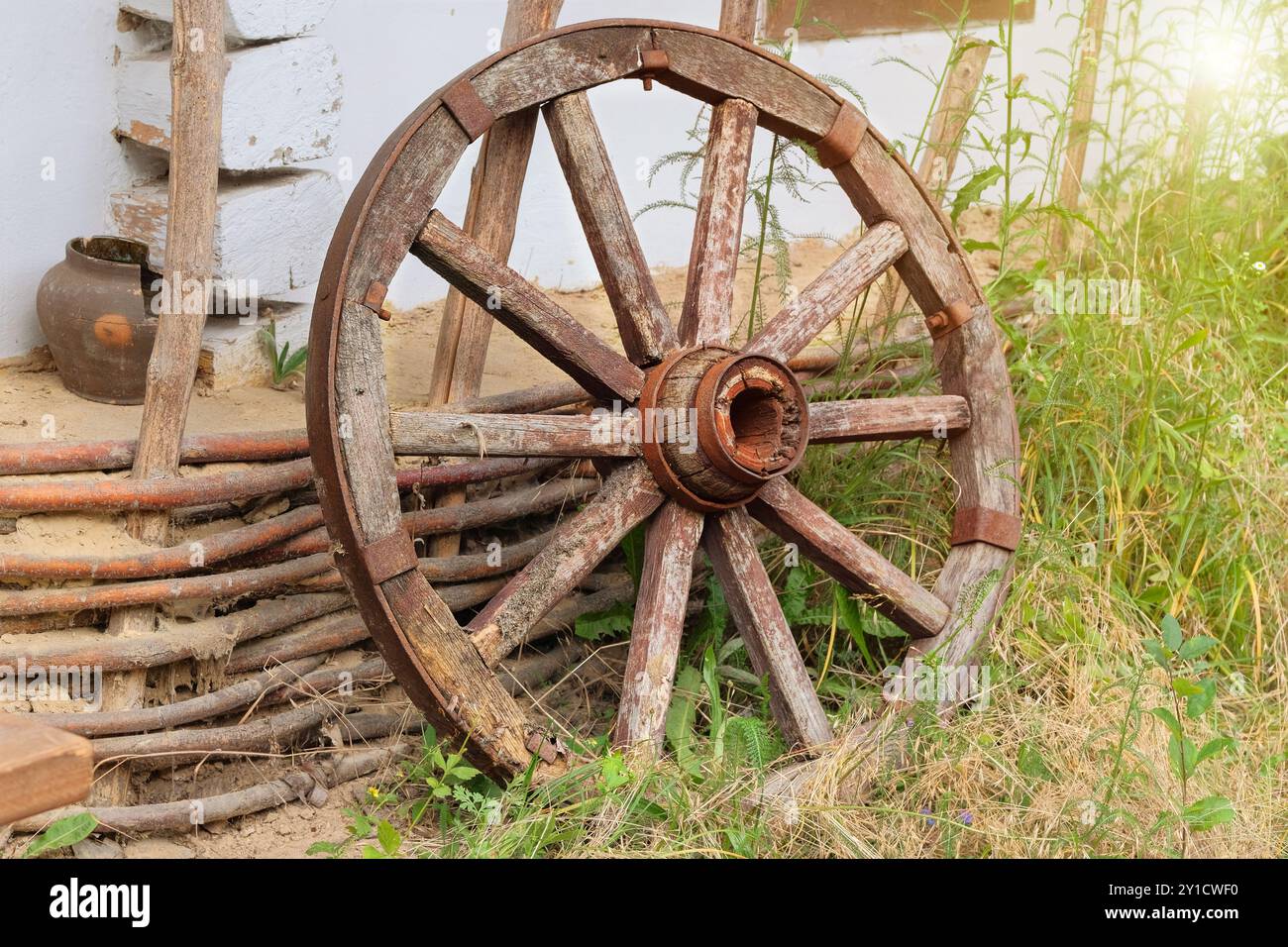 Vieille roue en bois dans le fond de la nature. Vie à la campagne. Roue rétro en bois. Banque D'Images